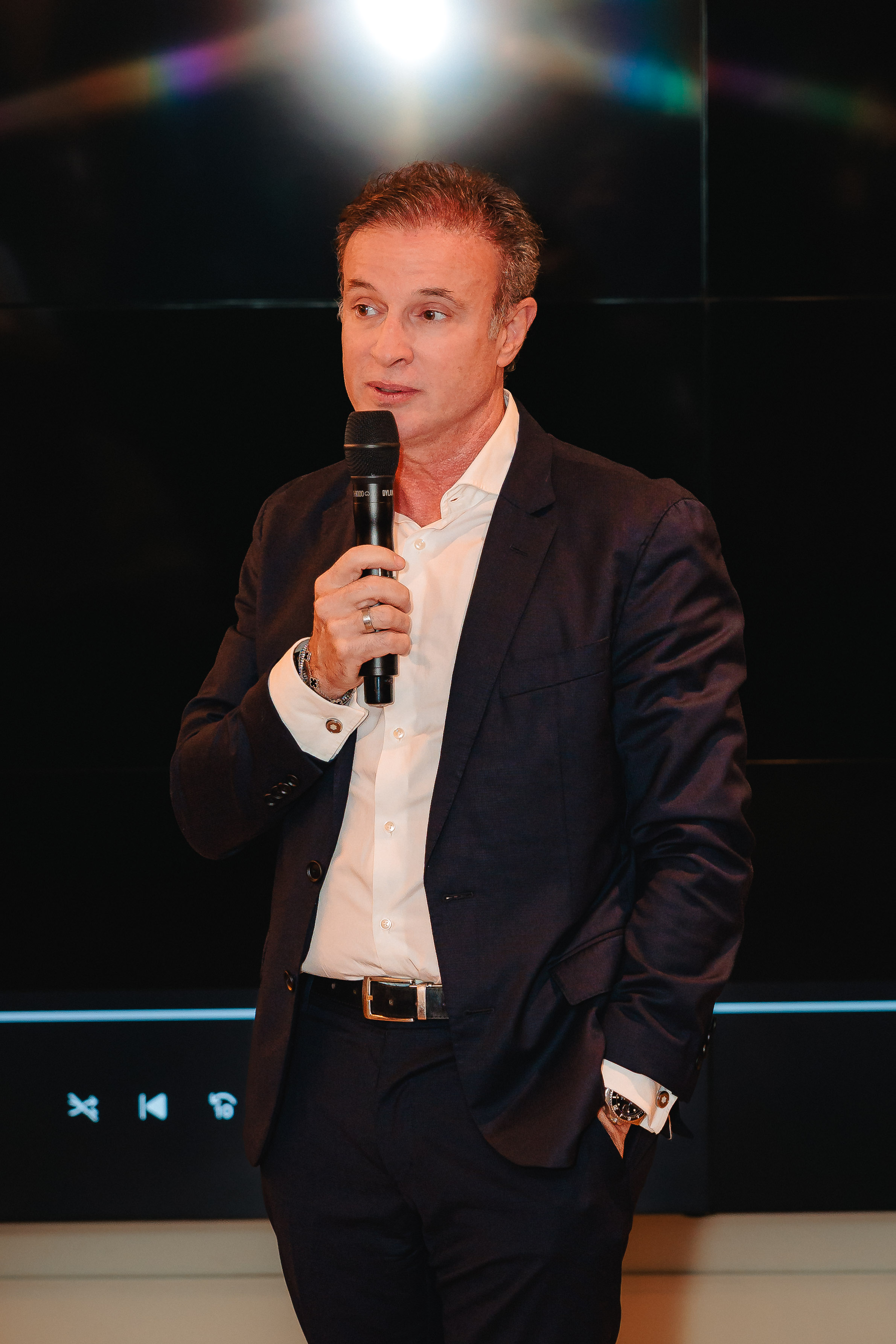 André Guimarães apresenta artistas do Art Studio Tancredo