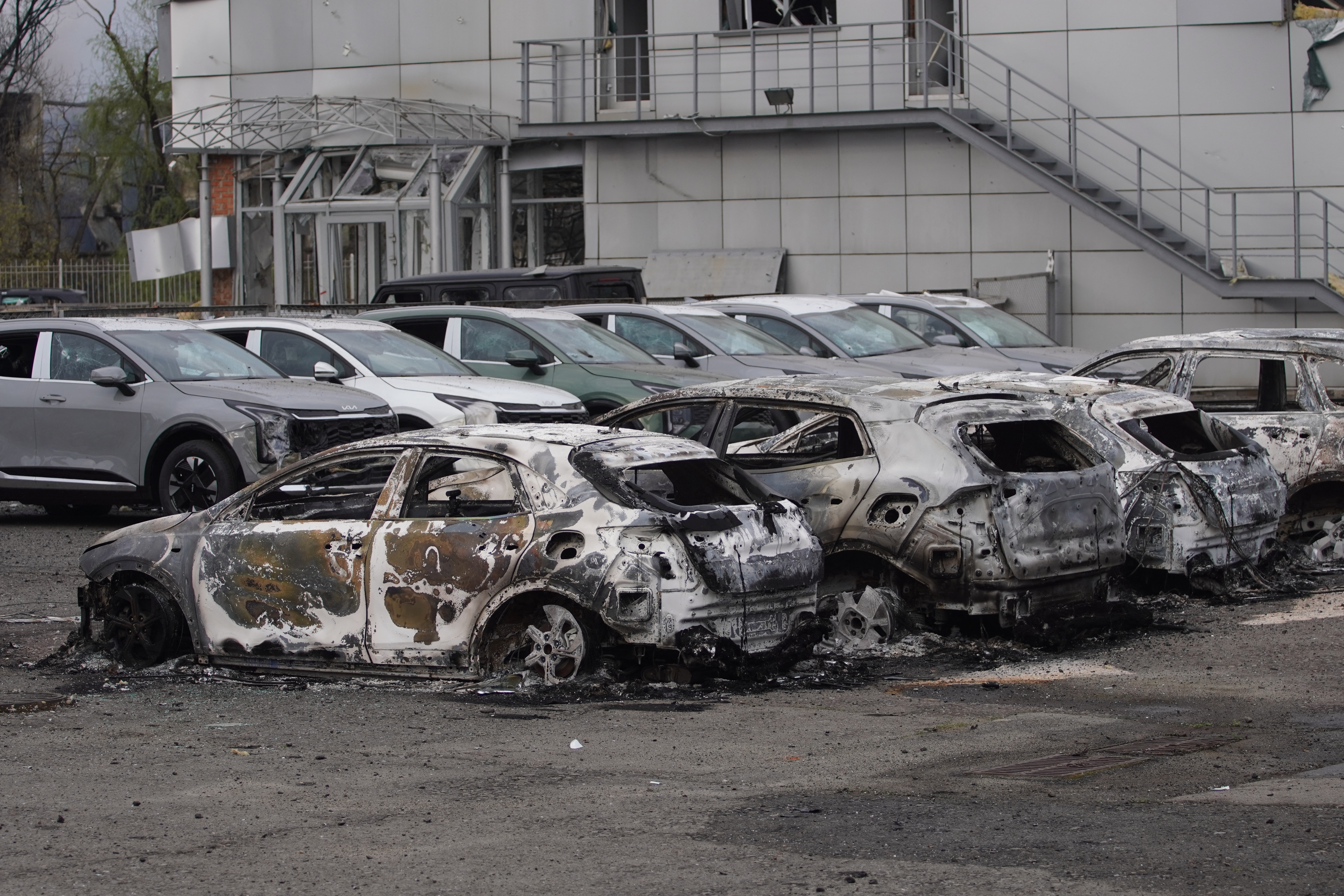 Carros incendiados são vistos após um ataque russo em Kiev, em 16 de abril de 2026, em meio à invasão russa da Ucrânia.