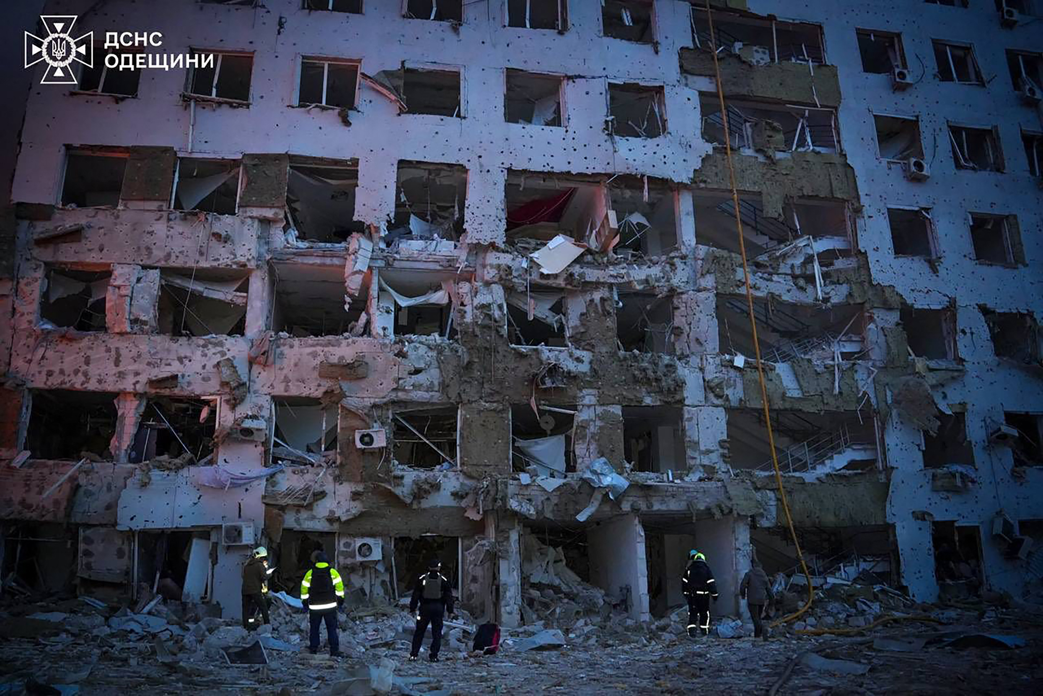 Bombeiros no local de um ataque russo a um prédio residencial em Odessa, durante a invasão russa da Ucrânia.