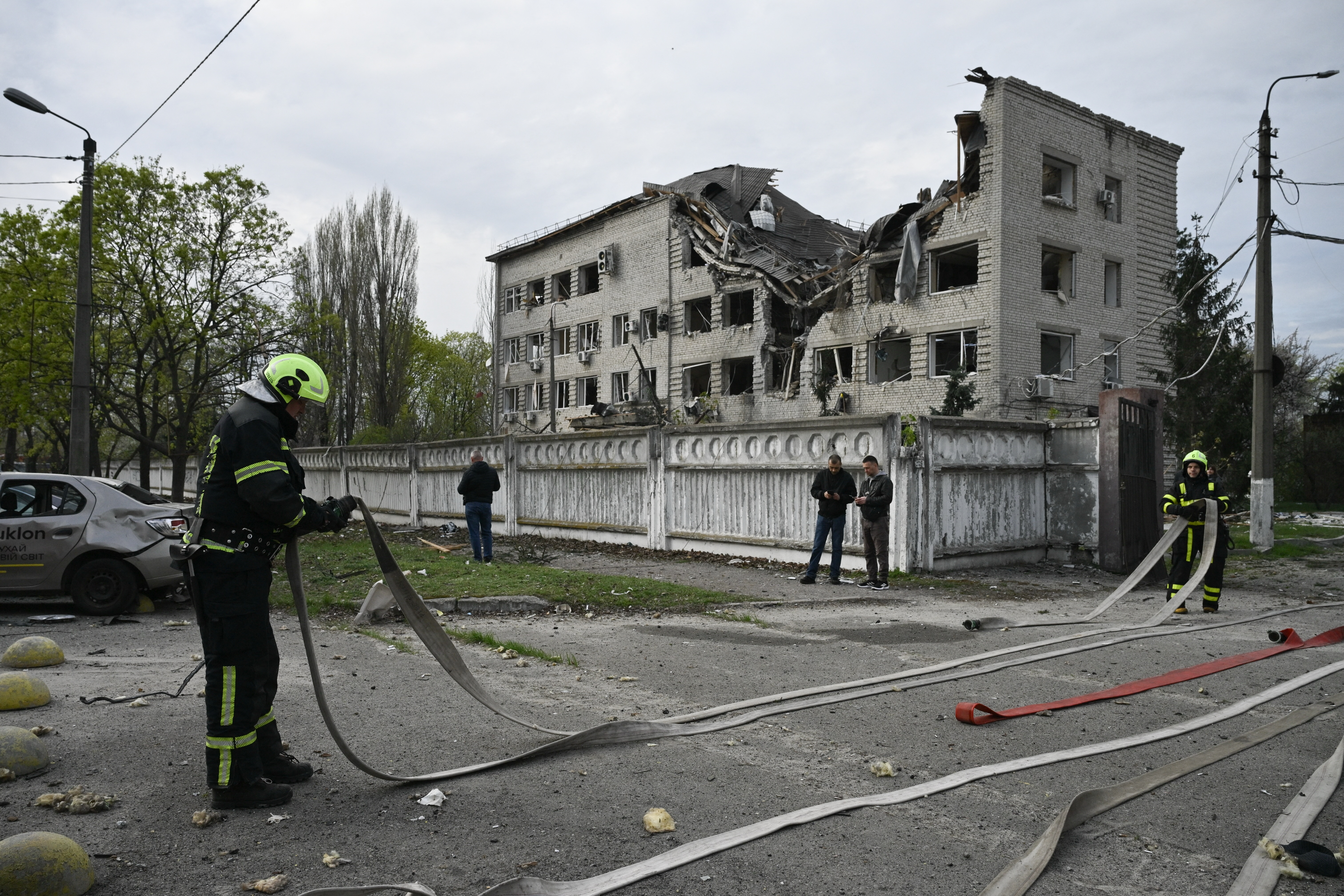 Bombeiros trabalham em um local após um ataque russo em Kiev, em 16 de abril de 2026, em meio à invasão russa da Ucrânia. Ataques russos mataram pelo menos 16 pessoas na Ucrânia