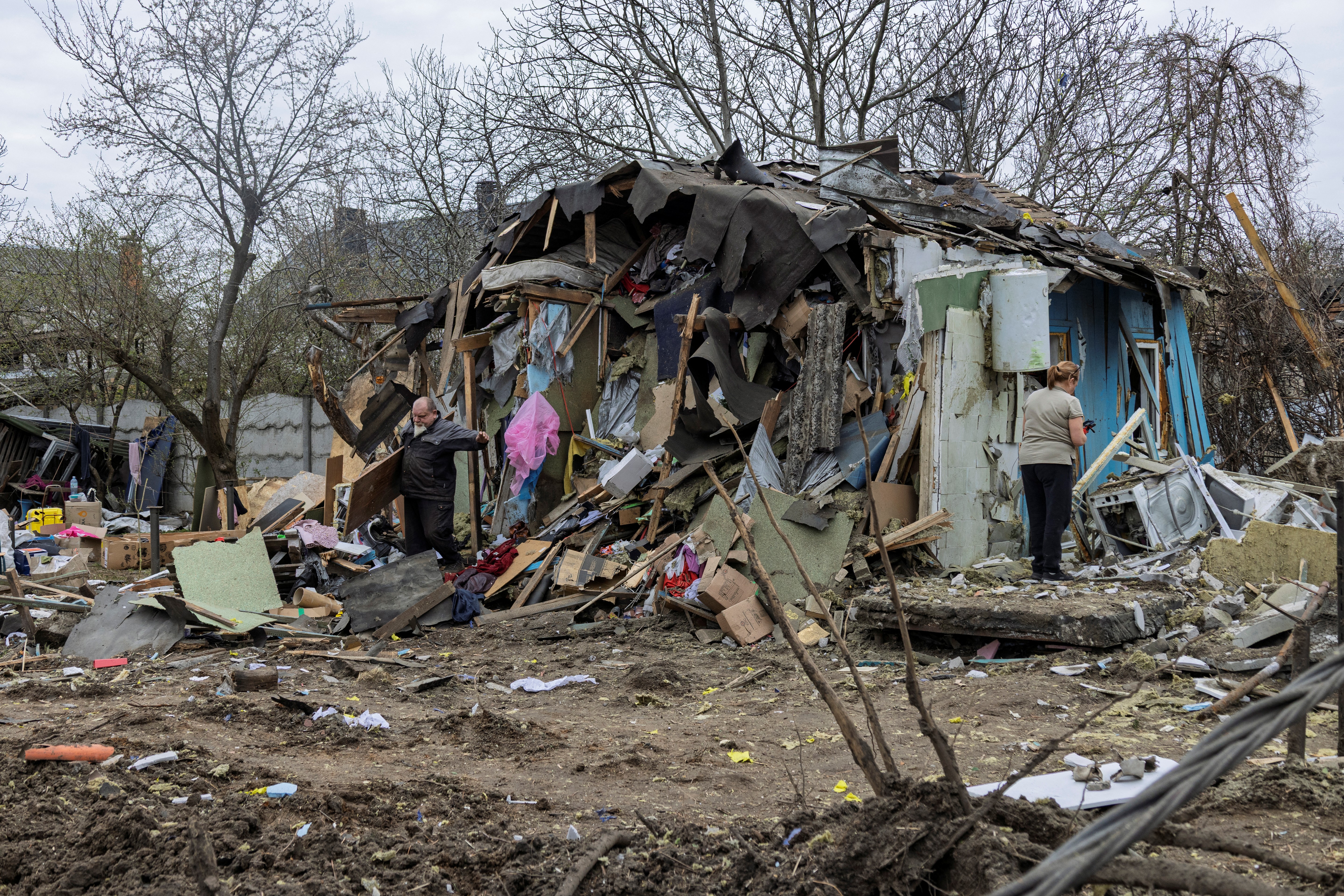 Um ataque maciço de drones e mísseis russos matou pelo menos 16 pessoas em cidades por toda a Ucrânia, mais de quatro anos após o início da guerra, com as negociações de paz paralisadas, disseram autoridades ucranianas em 16 de abril de 2026.