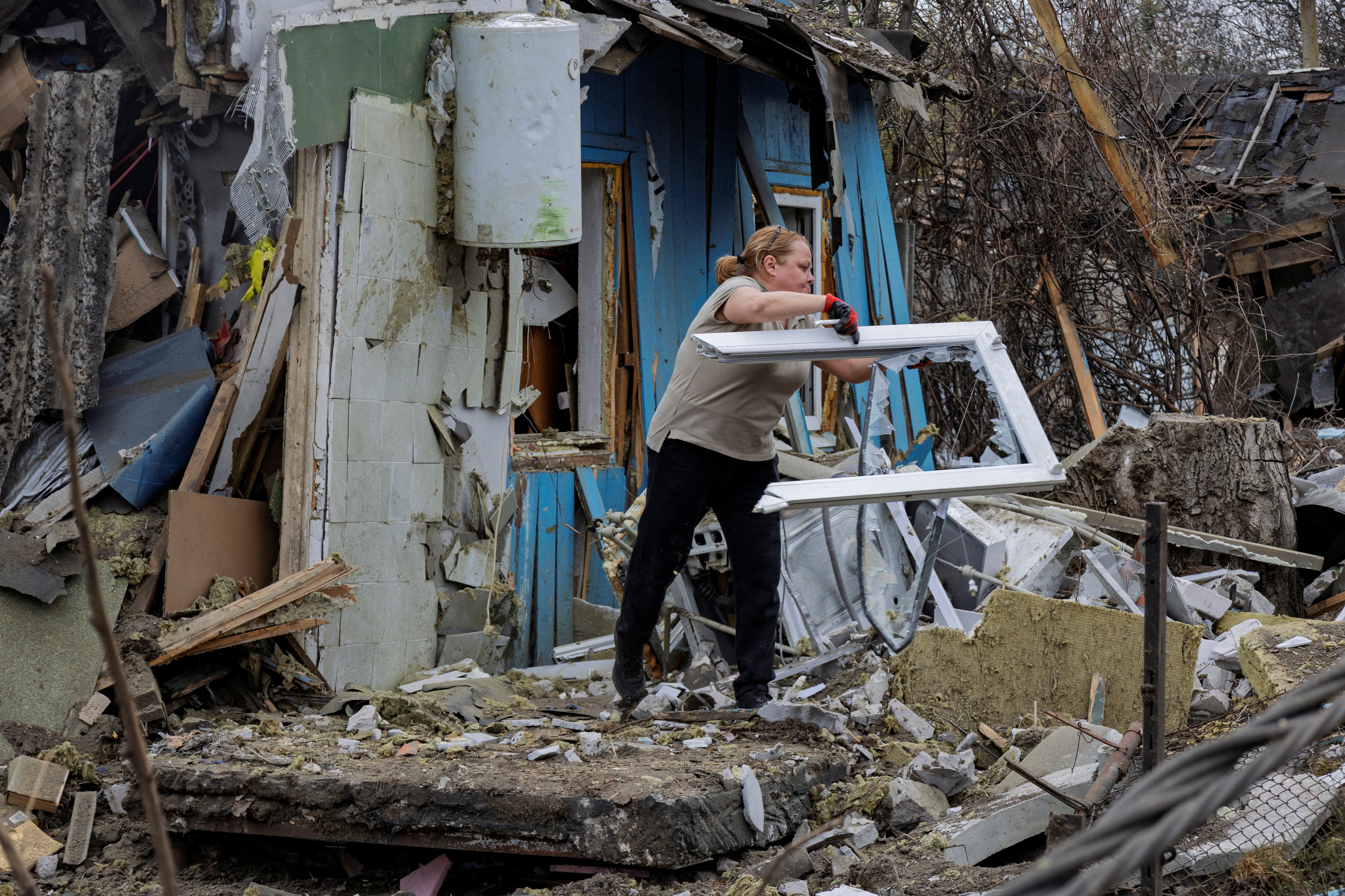 Um ataque maciço de drones e mísseis russos matou pelo menos 16 pessoas em cidades por toda a Ucrânia, mais de quatro anos após o início da guerra, com as negociações de paz paralisadas, disseram autoridades ucranianas em 16 de abril de 2026.