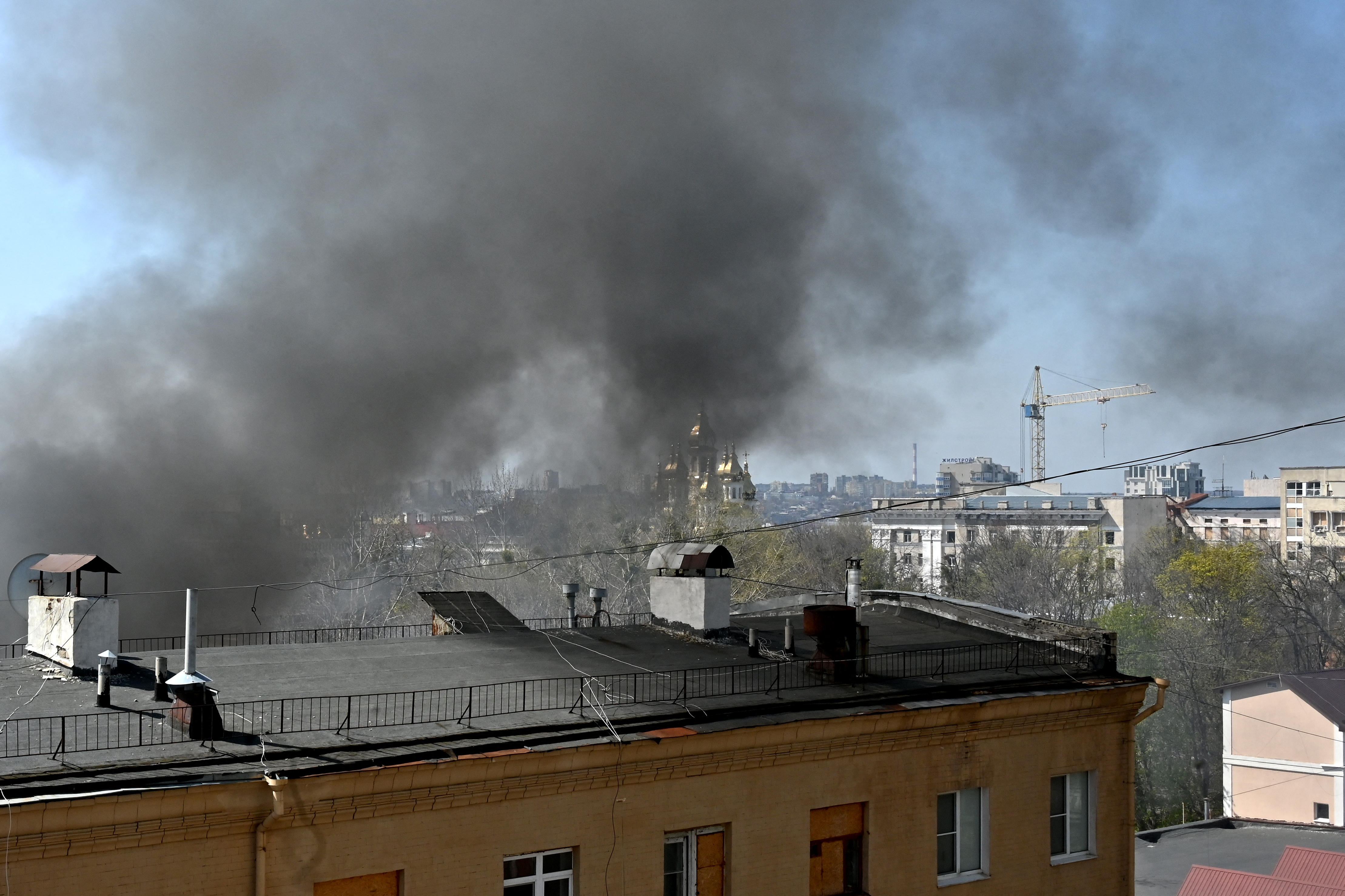 Fumaça sobe acima dos prédios no local de um ataque aéreo em Kharkiv, em 16 de abril de 2026, em meio à invasão russa da Ucrânia.