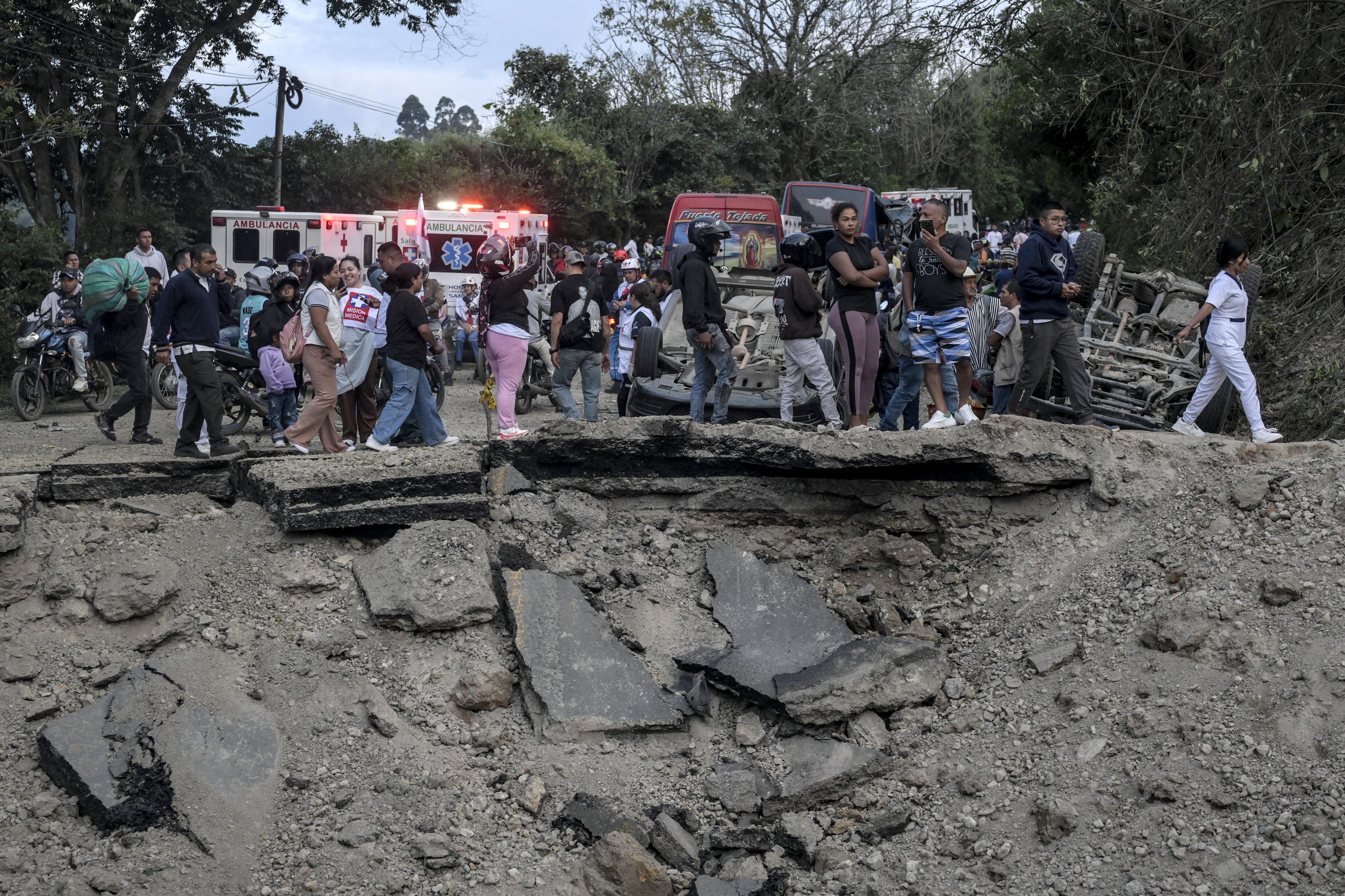 Um ataque a bomba em 25 de abril deixou sete mortos e 20 feridos em uma área da Colômbia com forte presença guerrilheira, em meio a uma série de ataques pouco mais de um mês antes das eleições presidenciais, disse o governador da região de Cauca.