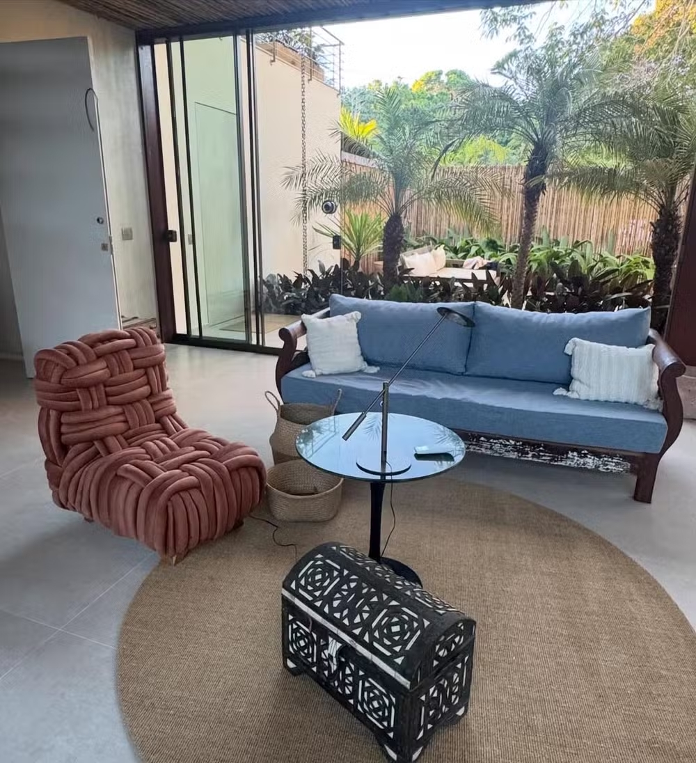 Atriz da Globo está hospedada em mansão de luxo na Bahia; veja fotos