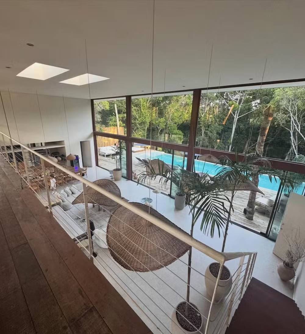 Atriz da Globo está hospedada em mansão de luxo na Bahia; veja fotos