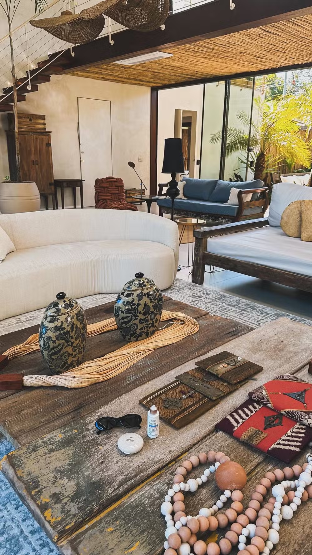 Atriz da Globo está hospedada em mansão de luxo na Bahia; veja fotos