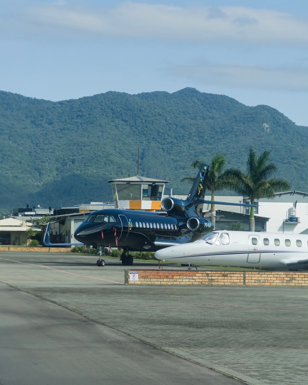 Avião gigante de R$ 250 milhões de Neymar vira atração em aeroporto