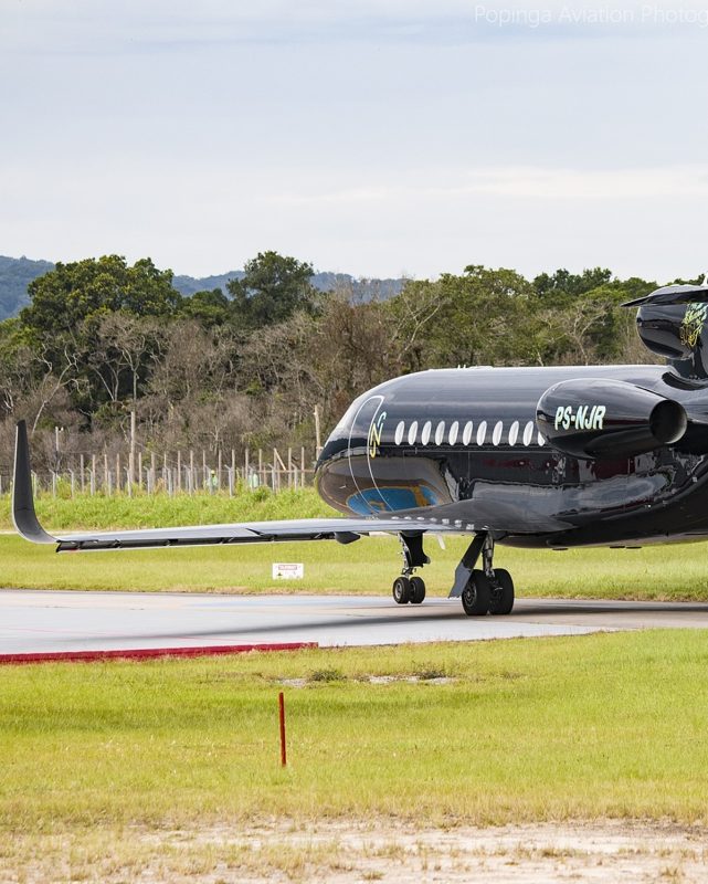 Avião gigante de R$ 250 milhões de Neymar vira atração em aeroporto