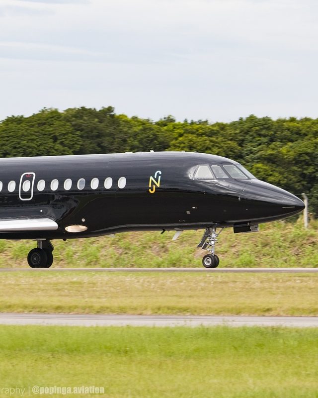 Avião gigante de R$ 250 milhões de Neymar vira atração em aeroporto