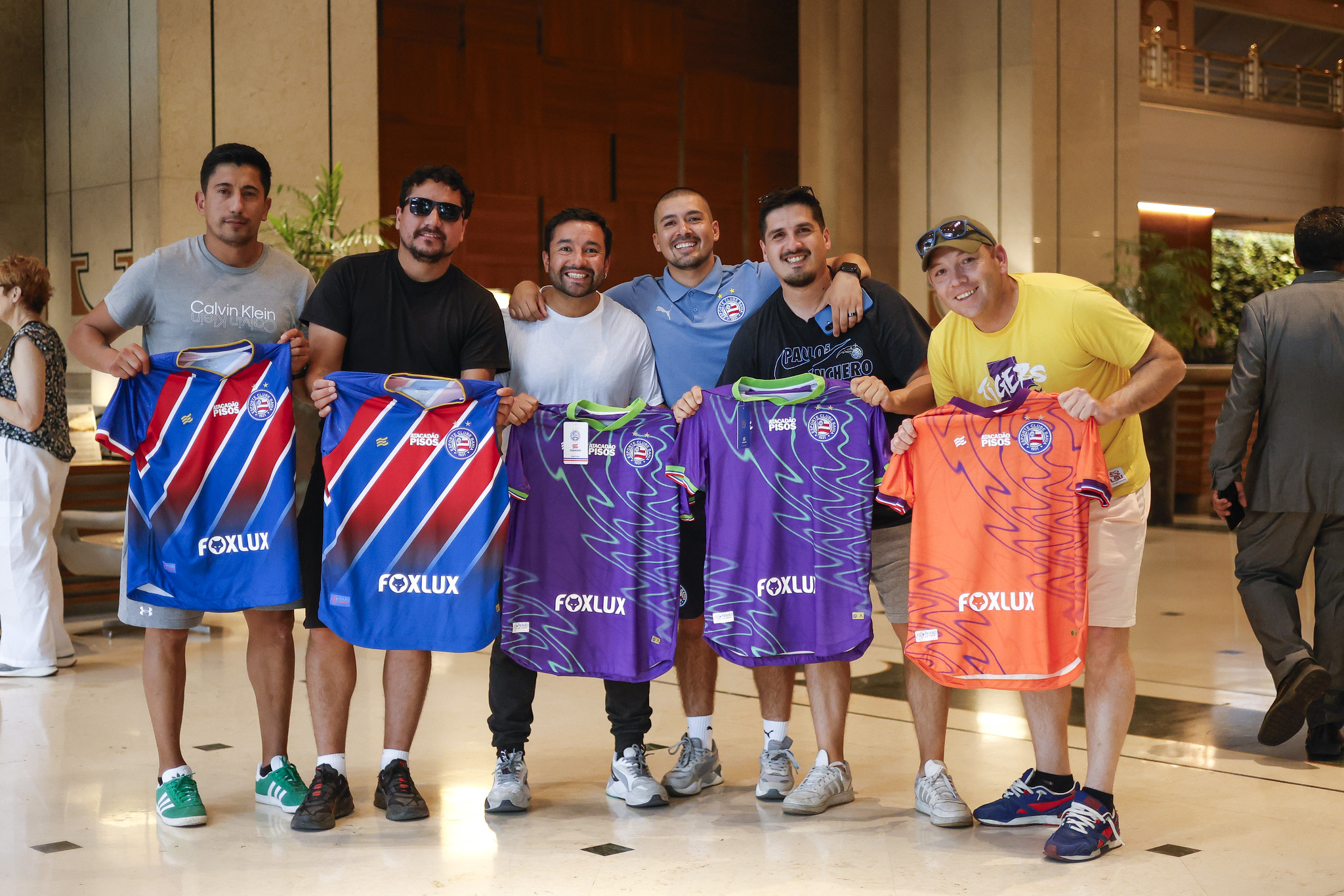 Grupo de torcedores foi ao hotel ver os jogadores