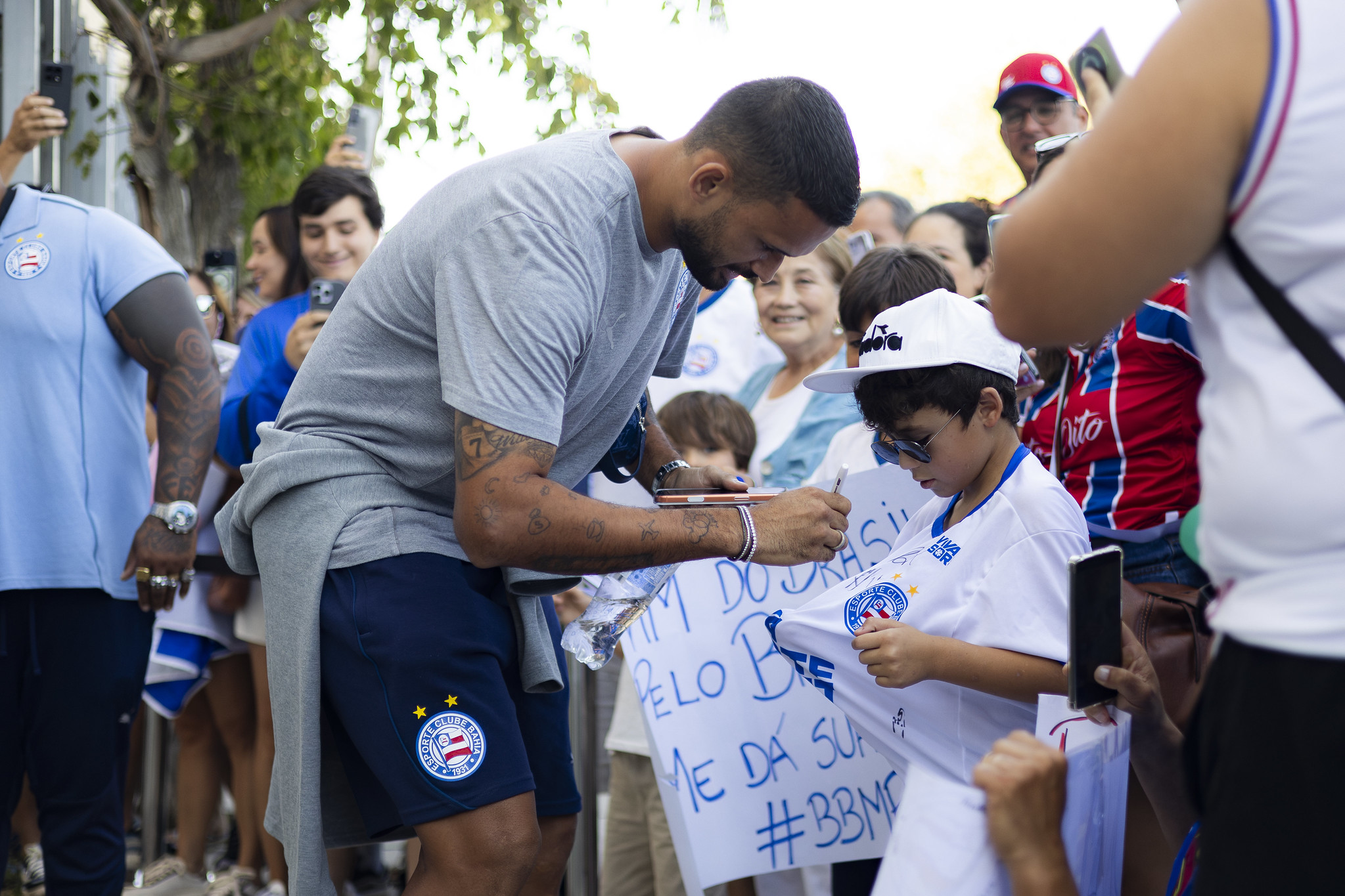 Wiliam José autografa camisa de torcedor mirim