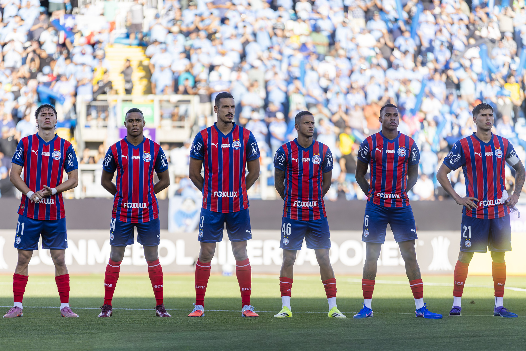 Time do Bahia perfilado em campo