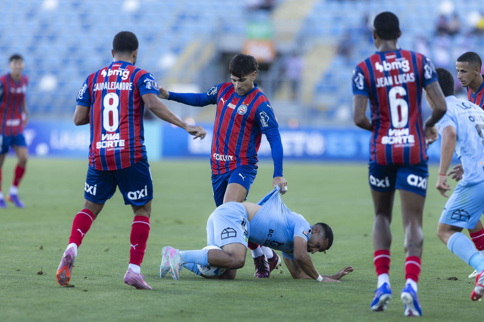 Acevedo impõe força física