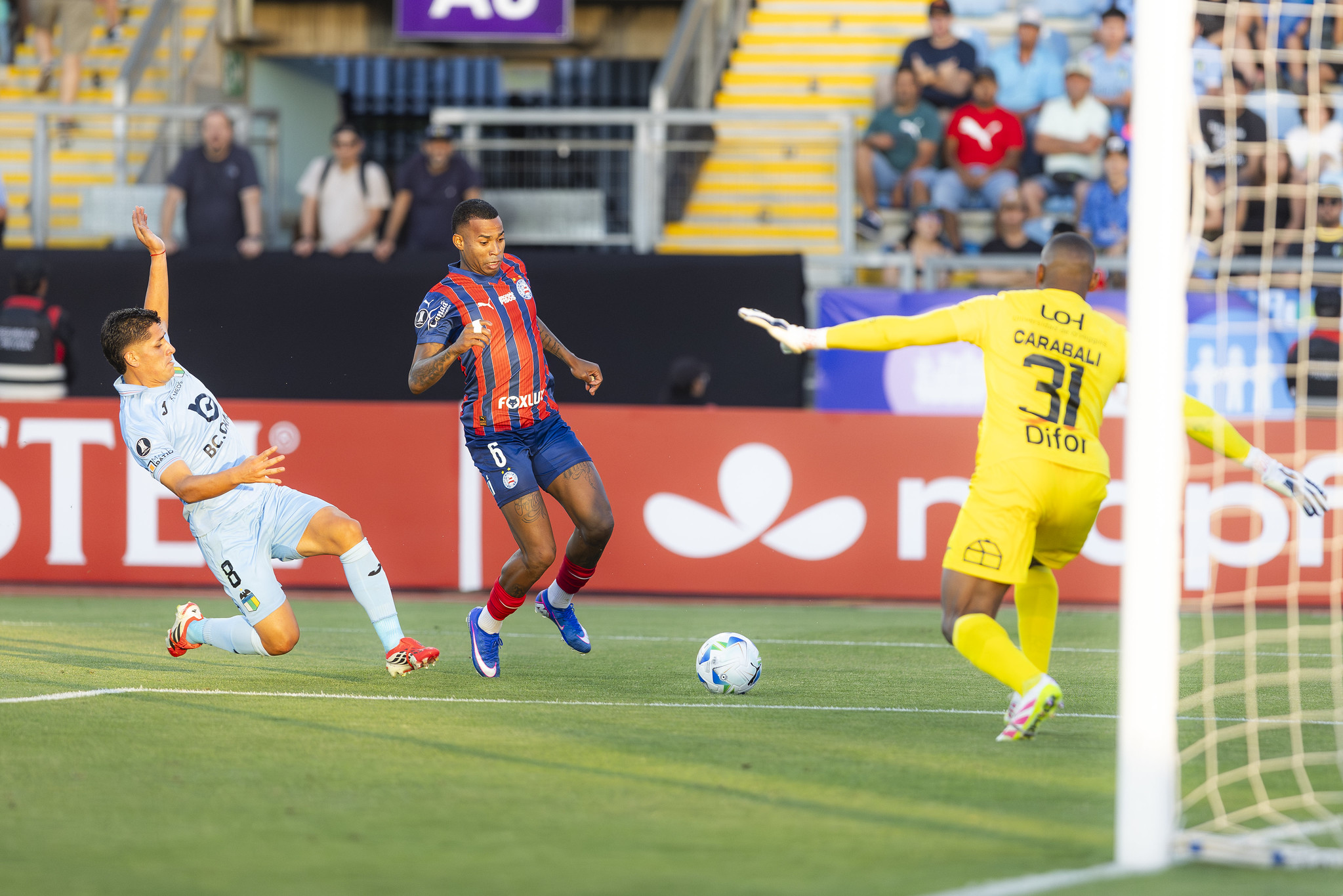Jean Lucas perde gol de cara