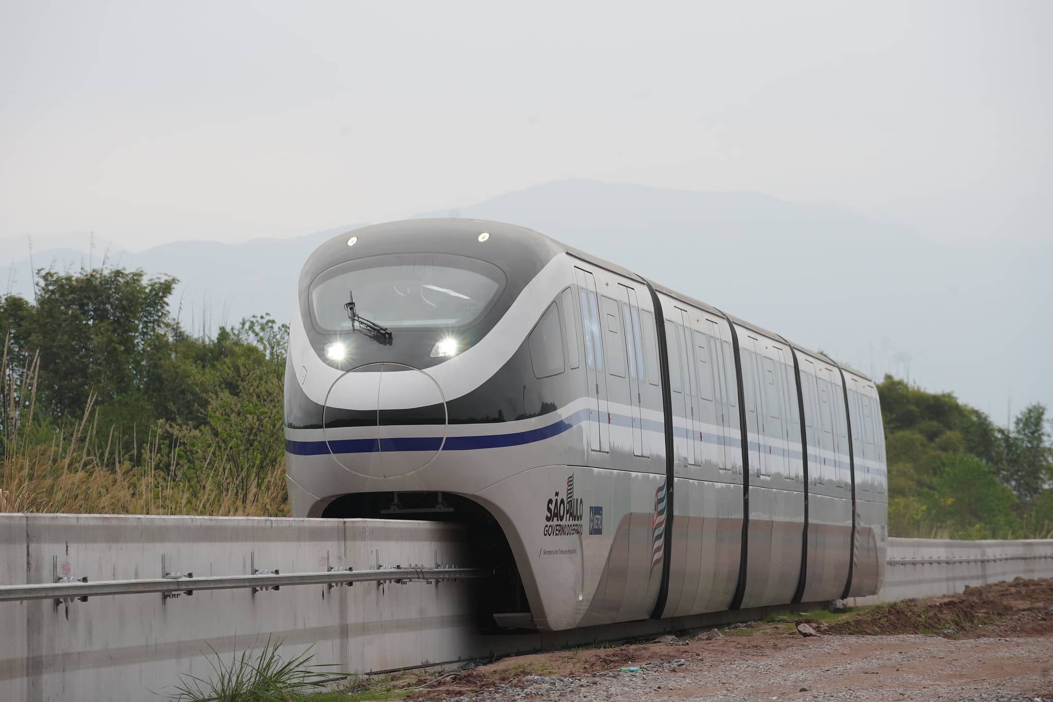 BYD assume linha de trem inacabada e transporta 100 mil passageiros por dia