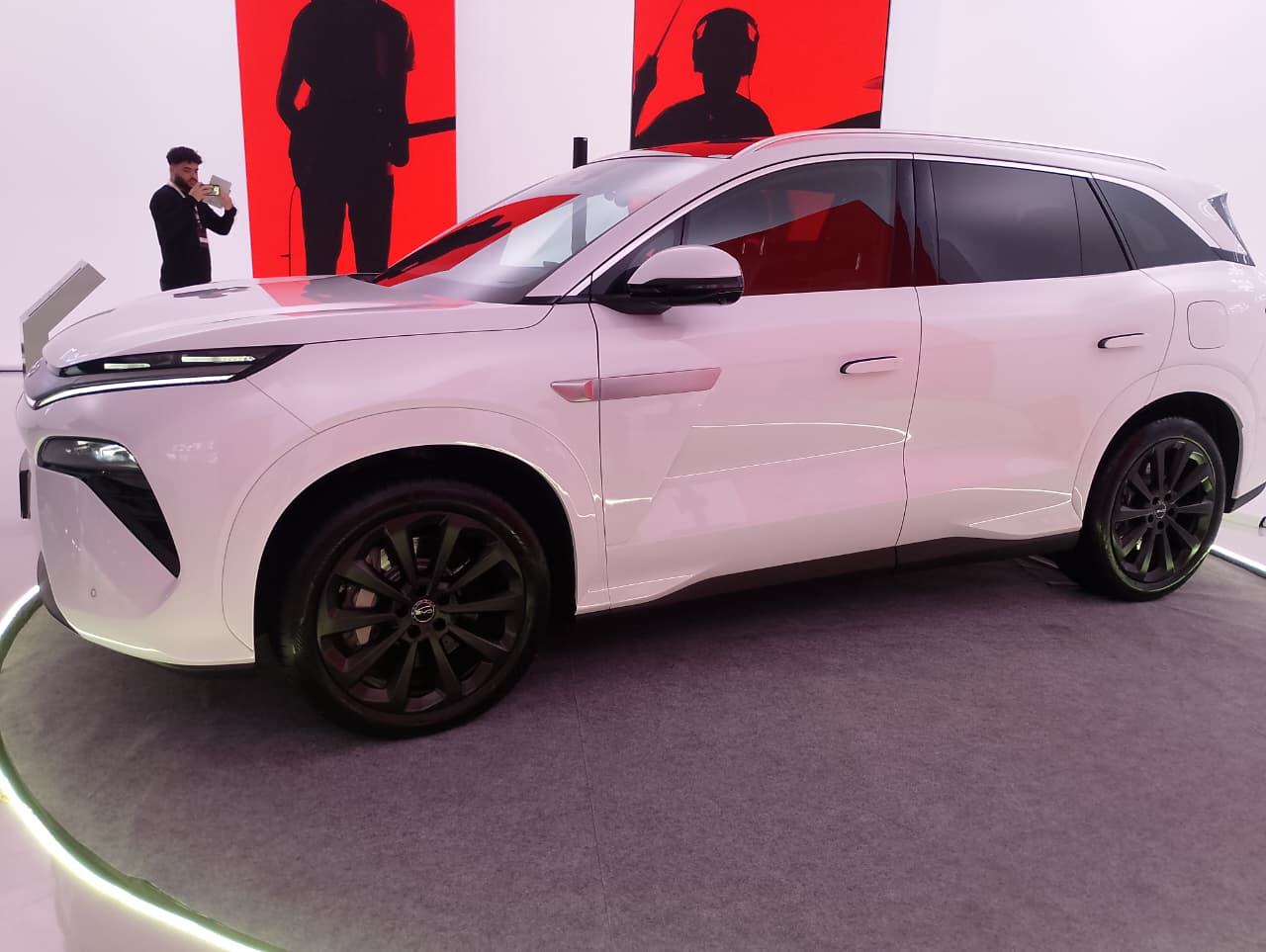 BYD lança SUV Atto 8 com foco no segmento de sete lugares; saiba detalhes
