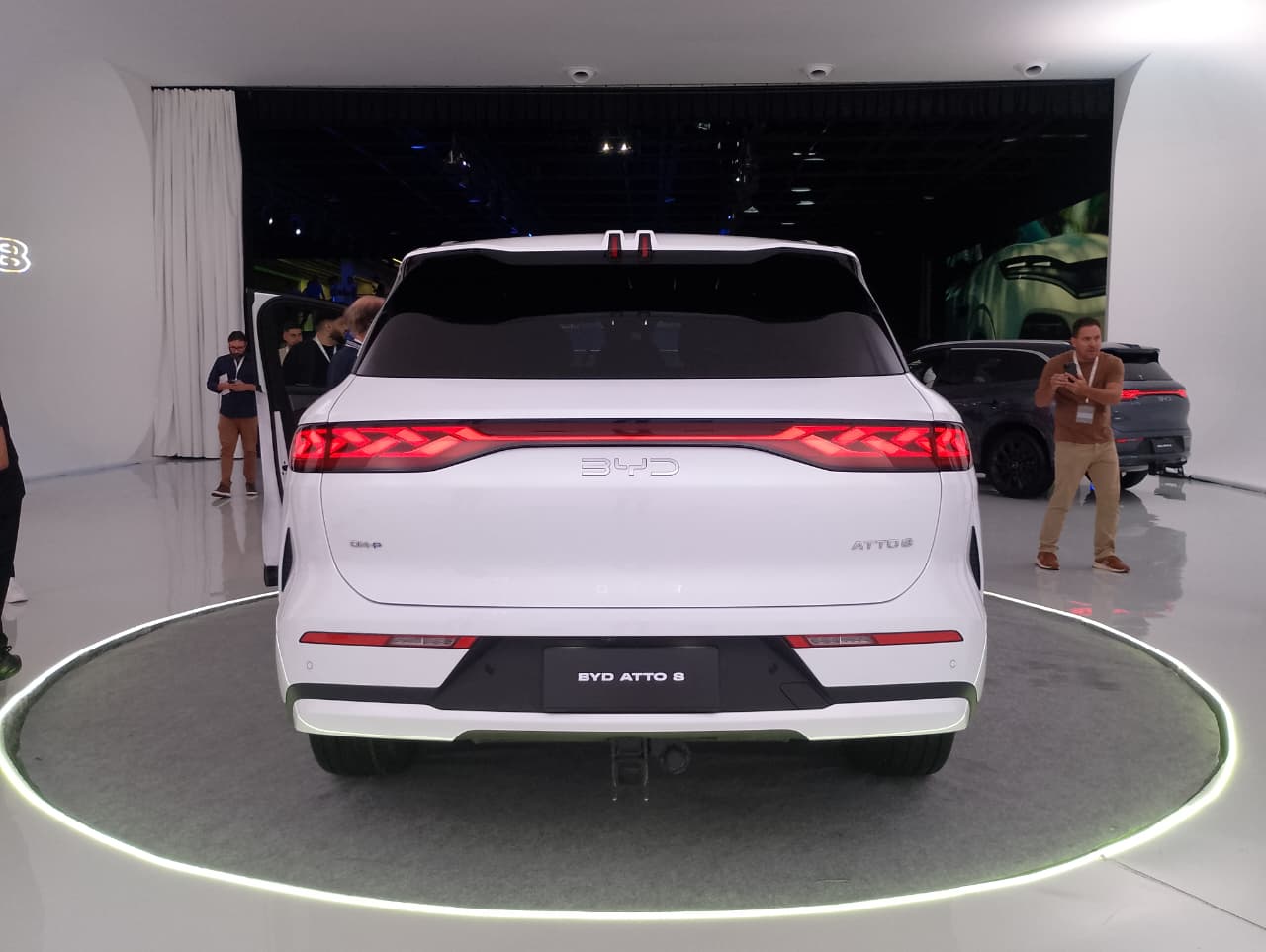 BYD lança SUV Atto 8 com foco no segmento de sete lugares; saiba detalhes