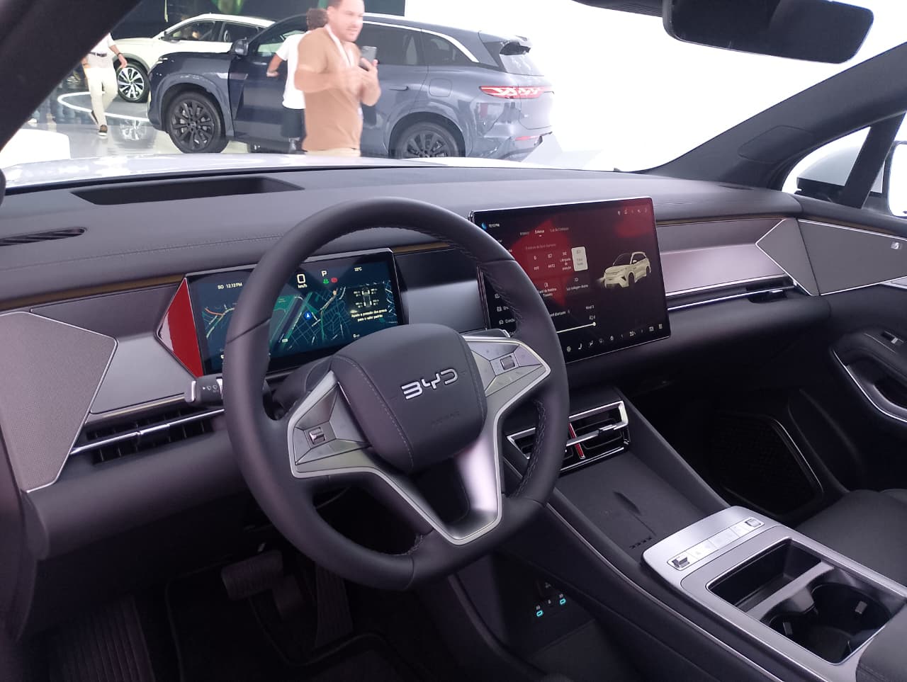 BYD lança SUV Atto 8 com foco no segmento de sete lugares; saiba detalhes