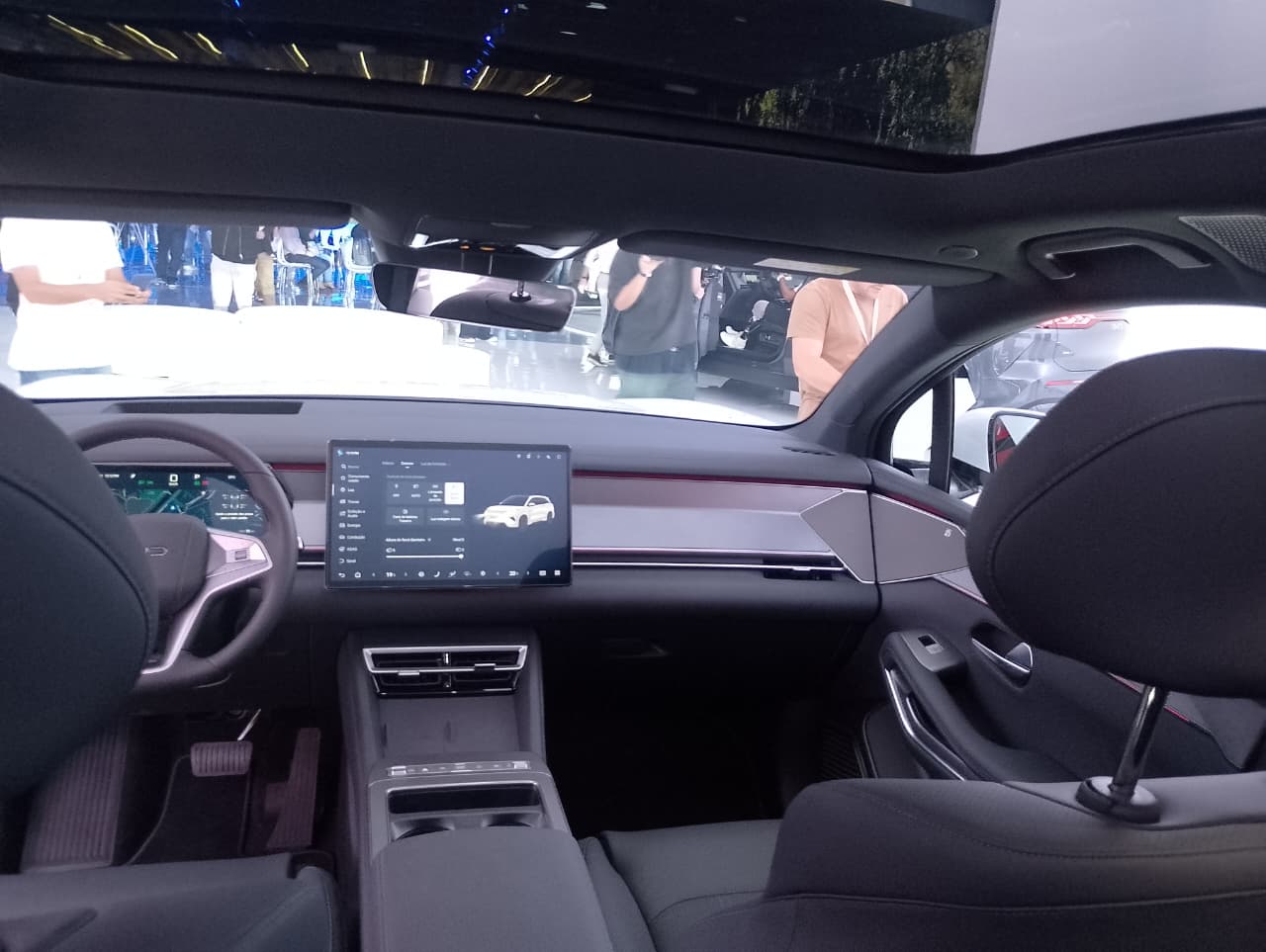 BYD lança SUV Atto 8 com foco no segmento de sete lugares; saiba detalhes