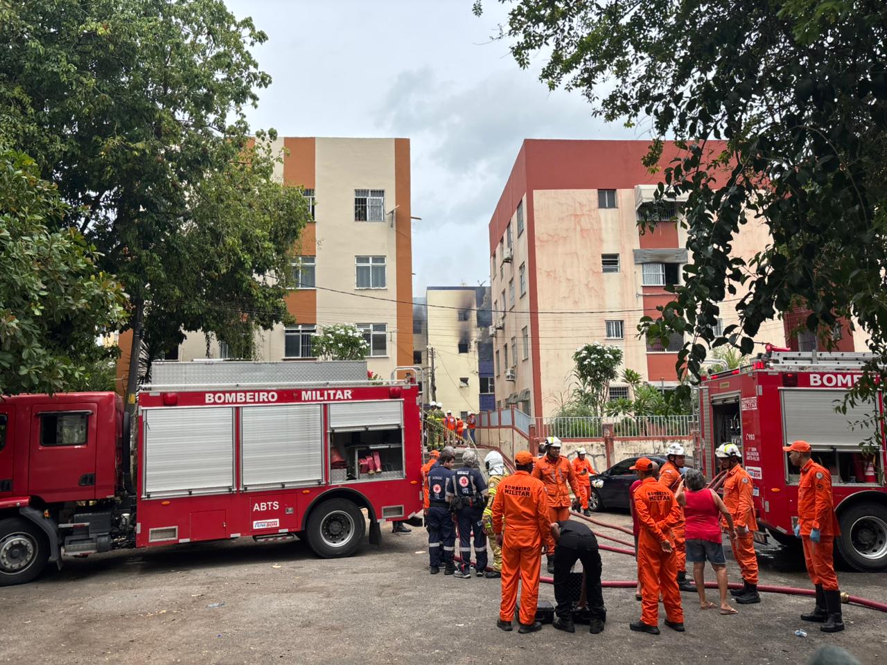 Confira fotos e vídeos do incêndio que destruiu prédio em Salvador