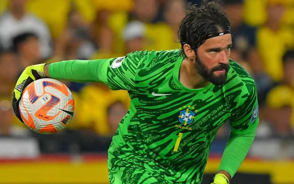 Goleiro mais consolidado da Seleção Brasileira há anos, Alisson manteve esse status mesmo com mudanças de treinadores ao longo do ciclo, combinando segurança, reflexo e tomada de decisão. Tratado como titular indiscutível desde os tempos de Tite, o goleiro tem uma continuidade que pesa a favor dele, já que Ancelotti tende a valorizar lideranças experientes em torneios curtos, justamente o caso da Copa. No Liverpool, já conquistou sete títulos, sendo uma Champions League. Até hoje, Alisson disputou duas Copas do Mundo como titular da Seleção Brasileira, em 2018, na Rússia, e 2022, no Catar. Agora, iguala a marca de Taffarel, que foi o goleiro titular em três Copas: 1990, 1994 e 1998.