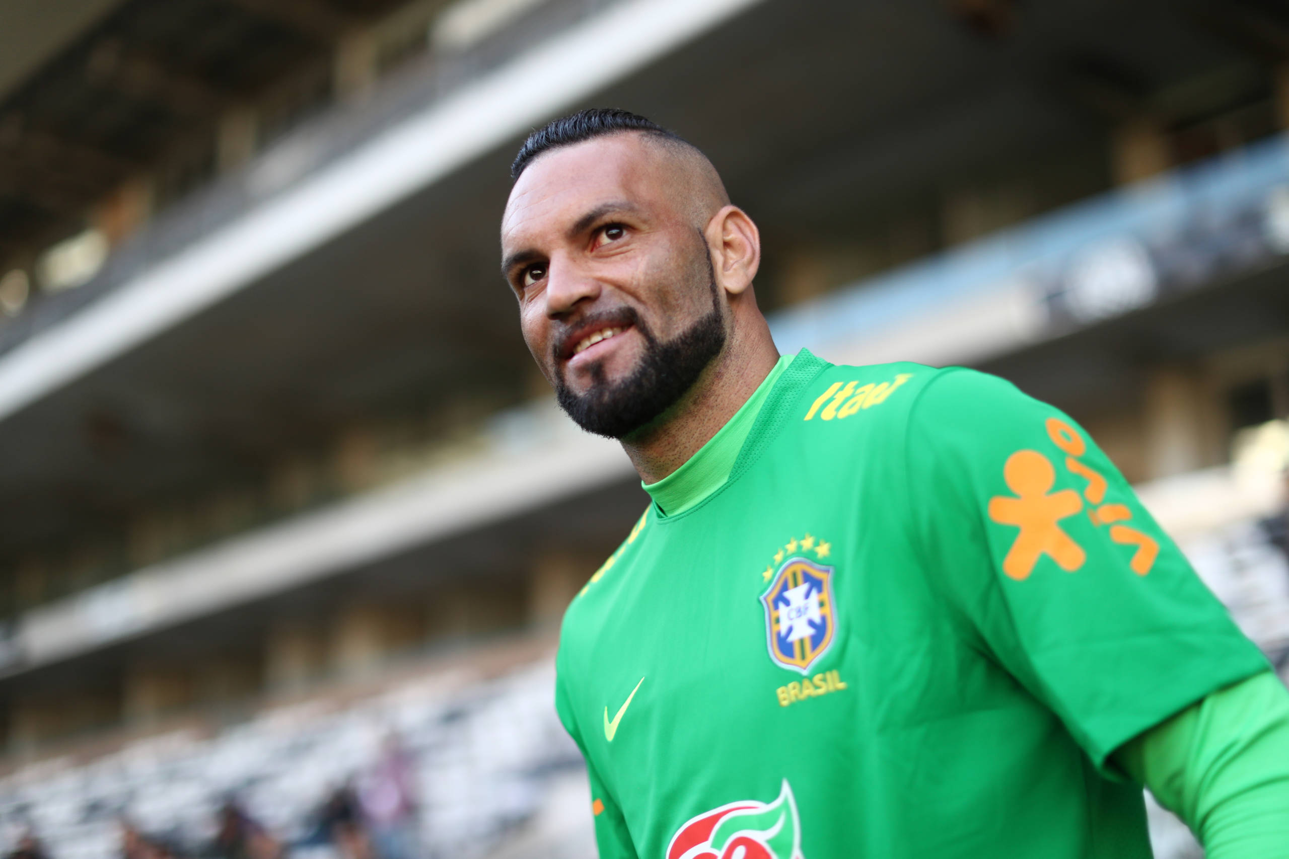 Weverton, de 38 anos, do Grêmio, foi uma surpresa para muitos, mas aparece como uma opção experiente para o gol brasileiro. Revelado pelo Corinthians, o goleiro passou por Remo, Oeste, América-RN, Botafogo-SP, Portuguesa, Athletico-PR e Palmeiras antes de chegar ao clube gaúcho em 2026, onde voltou a ganhar força na reta final antes da convocação. A carreira de Weverton tem como ponto mais marcante a passagem pelo Palmeiras, onde conquistou Libertadores, Campeonato Brasileiro, Copa do Brasil, Recopa Sul-Americana, Supercopa do Brasil e Campeonato Paulista. Pela Seleção Brasileira, Weverton tem um capítulo histórico, tendo sido o goleiro titular do Brasil na conquista inédita da medalha de ouro olímpica nos Jogos do Rio de Janeiro, em 2016. Na final contra a Alemanha, defendeu a cobrança de Petersen na disputa por pênaltis e abriu caminho para Neymar converter a batida decisiva. Também foi convocado para a Copa América de 2021 e Copa do Mundo de 2022, no Catar, chegando a entrar em campo na goleada sobre a Coreia do Sul, nas oitavas de final.