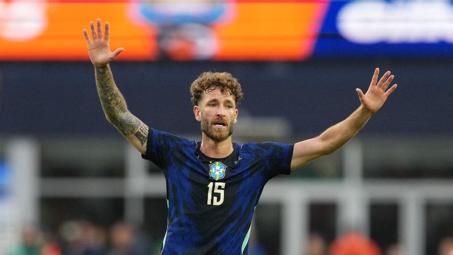 Revelado pelo Athletico-PR, Léo Pereira teve passagens por Orlando City e Náutico antes de se firmar novamente no clube paranaense e, depois, seguir para o Flamengo, onde viveu (e vive) a fase mais importante da carreira. No Flamengo, Léo Pereira se consolidou como zagueiro de boa saída de bola, imposição física e regularidade. Lá, participou de conquistas importantes do clube, incluindo 15 títulos, sendo a Libertadores em 2022, o Campeonato Brasileiro em 2020 e 2025, a Copa do Brasil em 2022 e 2024, a Supercopa do Brasil em 2020 e 2021, a Recopa Sul-Americana em 2020 e o Campeonato Carioca em 2020, 2021, 2024 e 2026. Na Seleção Brasileira, Léo Pereira não tem o mesmo tempo de casa de Marquinhos ou Bremer, mas cresceu na reta final do ciclo. Foi convocado e testado por Ancelotti, e para a Copa, chega como uma opção segura, especialmente em jogos em que o Brasil precise de um zagueiro técnico e acostumado a atuar com a bola no pé.