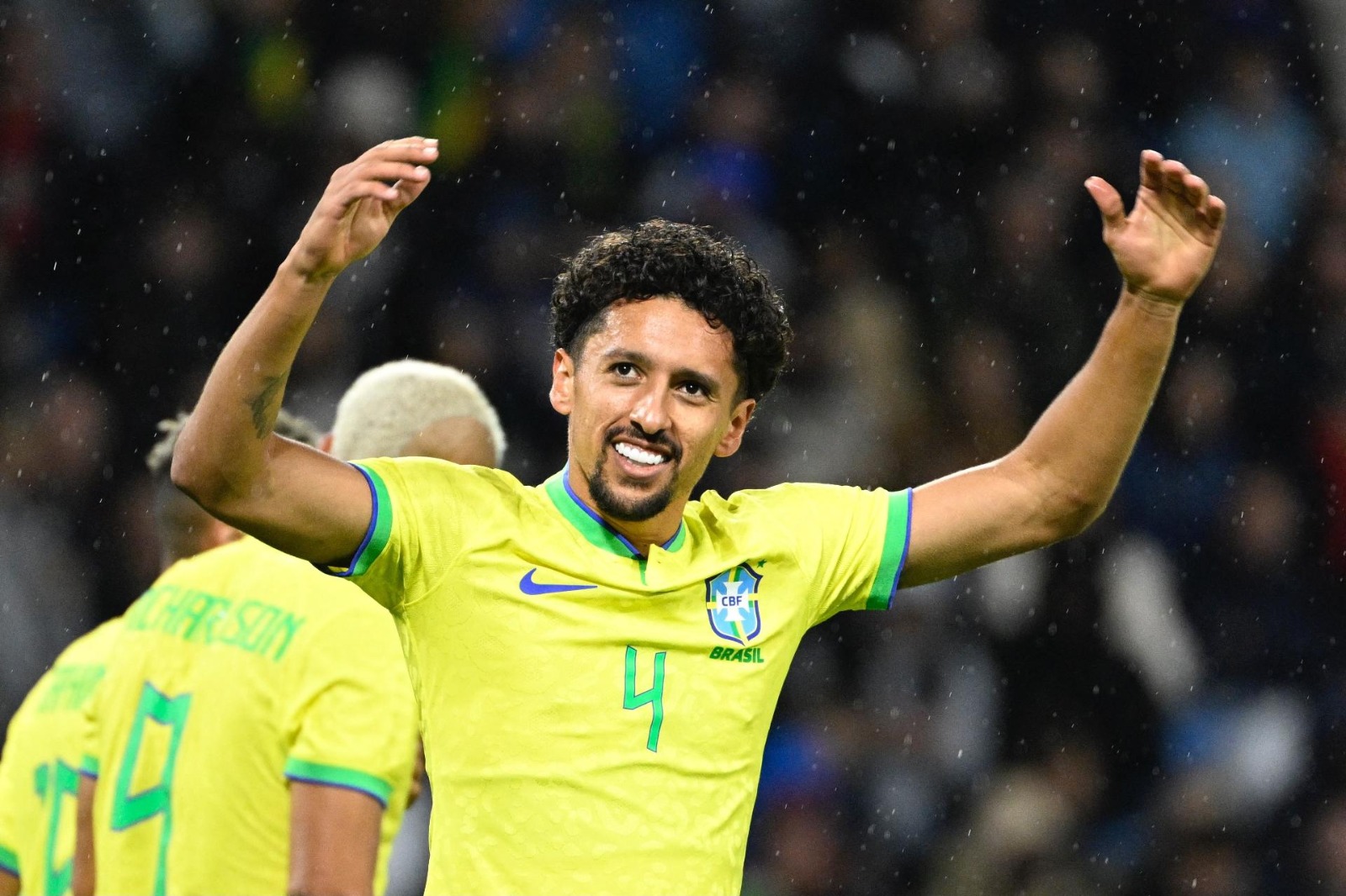 Revelado pelo Corinthians, o zagueiro foi muito jovem para o Roma e, logo depois, para o Paris Saint-Germain, onde se tornou ídolo, capitão e um dos jogadores mais importantes da história recente do clube francês. No PSG, Marquinhos empilhou títulos nacionais até se tornar o jogador com mais títulos da história do clube. São mais de 30 troféus, incluindo onze títulos da Ligue 1, copas nacionais e a única Champions League que o clube tem. Além de zagueiro, já atuou como volante em alguns momentos da carreira, trazendo versatilidade para o time brasileiro. Pela Seleção Brasileira, Marquinhos é um dos jogadores mais experientes do elenco. Disputou as Copas de 2018 e 2022 e chega a 2026 como referência de um setor que passou por mudanças ao longo dos ciclos, tendo sido inclusive campeão olímpico em 2016 e vencido a Copa América de 2019.