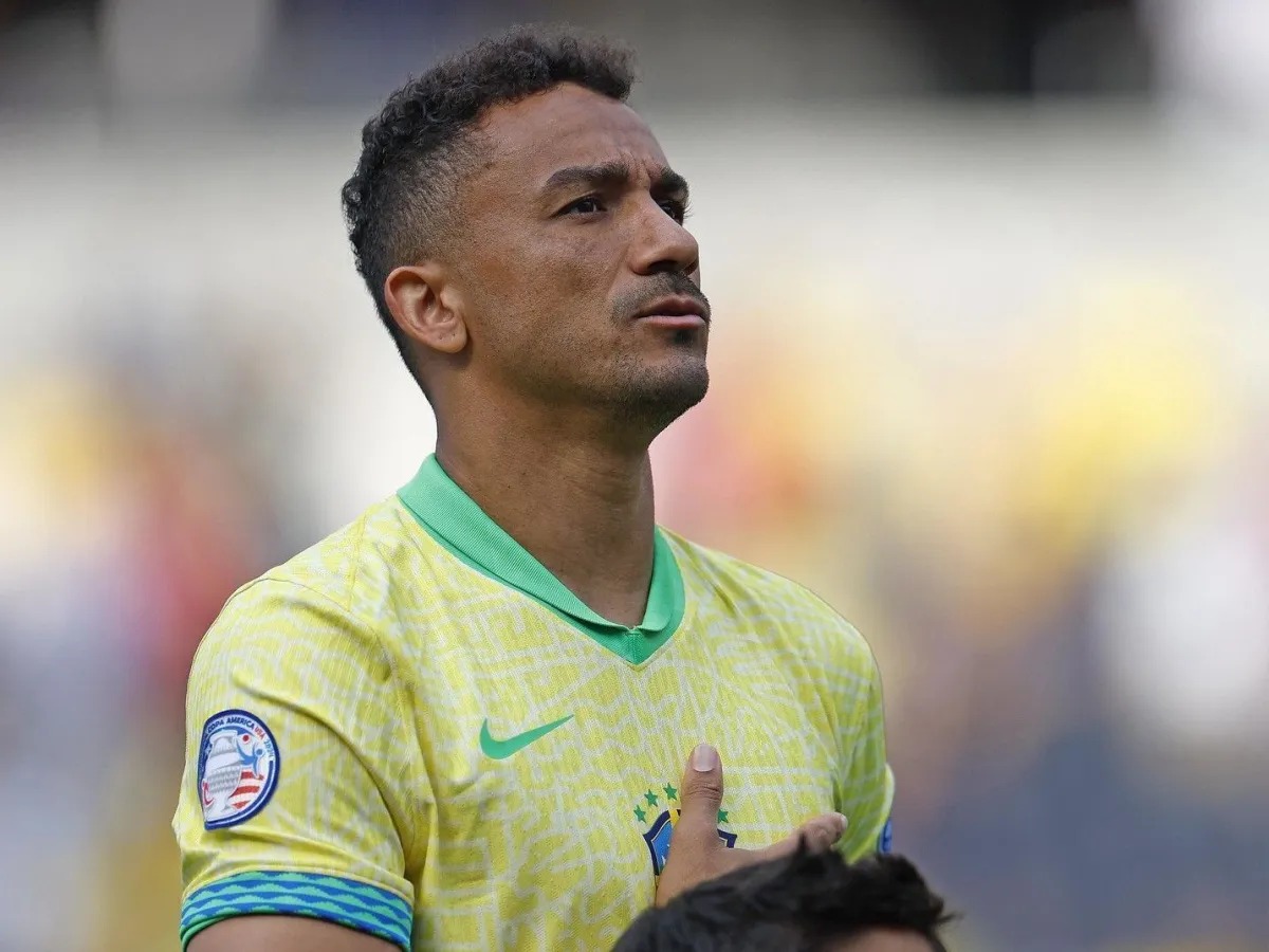 É um dos jogadores mais experientes da convocação. Revelado pelo América-MG, ele ganhou projeção nacional no Santos, onde fez parte de uma geração marcante ao lado de Neymar e conquistou a Libertadores de 2011. Depois disso, construiu uma carreira sólida na Europa, com passagens por Porto, Real Madrid, Manchester City e Juventus. Na Seleção Brasileira, Danilo já disputou Copas do Mundo e se tornou um nome frequente em diferentes ciclos. Foi convocado para os Mundiais de 2018 e 2022, integrando inclusive o elenco que conquistou a Copa América de 2019 pela Seleção. A principal qualidade de Danilo para Ancelotti é a versatilidade. Embora seja lateral de origem, passou a atuar também como zagueiro, especialmente na fase mais madura da carreira.