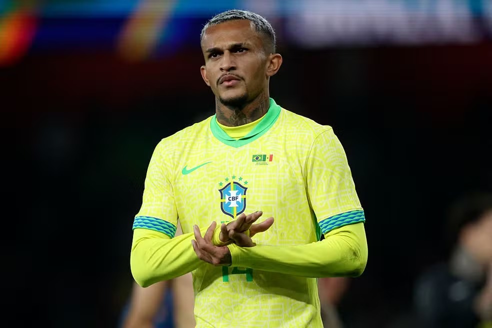 Uma das caras novas da Seleção Brasileira para o Mundial. Revelado pelo Flamengo, o lateral ganhou projeção no futebol brasileiro antes de se transferir para a Europa, onde passou a atuar no Campeonato Italiano, liga historicamente exigente para defensores. Na Seleção, Wesley cresceu justamente por oferecer o que Ancelotti valoriza - intensidade, capacidade física e adaptação. Embora seja lateral-direito de origem, também mostrou que pode atuar pela esquerda, aumentando sua utilidade dentro de um elenco de Copa do Mundo. Em uma posição considerada carente no Brasil nos últimos ciclos, chega ao torneio com chance real de começar entre os titulares. Pelo Flamengo, Wesley viveu o início da carreira profissional e participou de um período de conquistas recentes do clube, vencendo seis títulos entre Libertadores, Copa do Brasil, Supercopa do Rei e Campeonato Carioca.