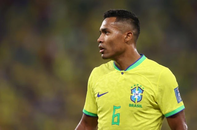 Outro nome experiente da lista. Revelado pelo Athletico-PR, o lateral ganhou destaque no Santos, onde fez parte do time campeão da Libertadores de 2011, antes de seguir para a Europa. Por lá, passou pelo Porto e depois pela Juventus, clube no qual construiu a fase mais longa e vitoriosa da carreira. Alex Sandro é um lateral-esquerdo de perfil mais equilibrado, menos explosivo do que em seus primeiros anos, mas muito forte em leitura de jogo, posicionamento e tomada de decisão. Com experiência na Seleção Brasileira, Alex Sandro esteve no elenco da Copa do Mundo de 2022 e foi campeão da Copa América de 2019. Em 2026, chega como um dos jogadores de maior rodagem do elenco.