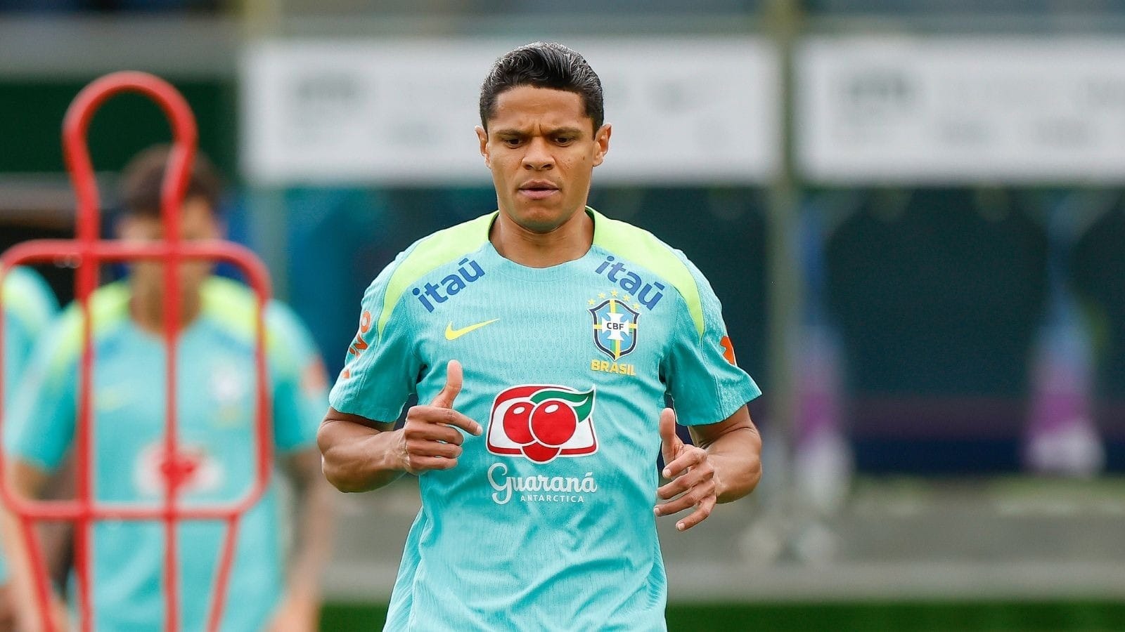 Revelado pelo Náutico, Douglas passou pelo Atlético-MG, onde ganhou projeção nacional antes de seguir para o futebol europeu. Na Europa, passou pelo futebol alemão no Hamburgo, até se consolidar no Zenit, da Rússia, onde ficou conhecido por ser técnico, regular e confiável. Ele soma doze títulos pelo time russo. Não é um jogador de tanta exposição midiática no Brasil, até por atuar há bastante tempo fora do eixo das principais ligas acompanhadas pelo público brasileiro, mas construiu uma carreira sólida no exterior. Na Seleção, Douglas Santos tem como grande marca a conquista do ouro olímpico em 2016, no Rio de Janeiro, quando fez parte do grupo que garantiu ao Brasil o primeiro título olímpico masculino da história.