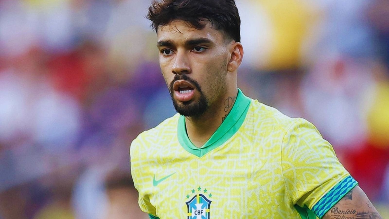 Lucas Paquetá, de 28 anos, do Flamengo, é um dos meio-campistas mais técnicos da geração brasileira. Revelado pelo próprio Rubro-Negro, surgiu como uma das grandes promessas do clube, destacou-se no Brasileirão de 2018 e depois seguiu para a Europa, onde defendeu Milan, Lyon e West Ham antes de retornar ao Flamengo em 2026, movimentação importante também pensando na Copa, já que Paquetá deixou o futebol inglês para atuar em uma equipe brasileira competitiva. No West Ham, conquistou a Conference League de 2022/23, título que marcou a passagem pelo clube inglês. Como jogador, Paquetá é um meia de mobilidade, intensidade e boa chegada à área. Pode atuar mais avançado, como meia de criação, ou em uma função de interior, ajudando na marcação e na ligação com o ataque. Pela Seleção Brasileira, Paquetá foi campeão da Copa América de 2019 e disputou a Copa do Mundo de 2022.
