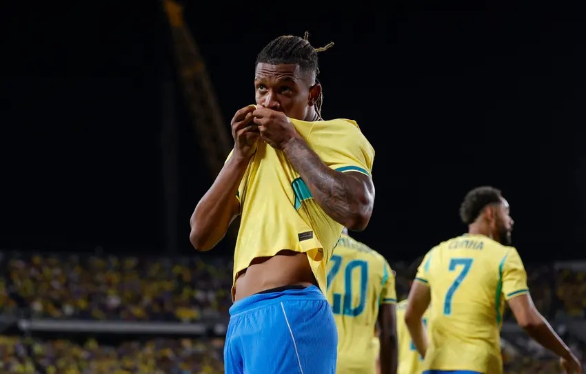 Uma das novidades mais interessantes da convocação que, aos 25 anos, representa o "sangue novo" entre nomes tradicionais da Seleção. Revelado pelo Palmeiras, ele surgiu como um volante moderno, de boa imposição física, chegada ao ataque e capacidade de marcar. Do Brasil, foi para o Nottingham Forest, da Inglaterra, mas não teve no clube inglês a sequência esperada. Assim, ele voltou ao futebol brasileiro com o Botafogo, onde de fato ganhou destaque. Com mais minutos, confiança e protagonismo, Danilo voltou a mostrar as qualidades que chamaram atenção no início da carreira, podendo atuar como segundo volante, mas também contribuir em uma estrutura mais física no meio-campo. Na Seleção Brasileira, Danilo ganhou força na reta final antes da Copa. Nos últimos testes feitos por Ancelotti, ele se colocou como uma opção real para mudar a forma de jogar da equipe, recebendo um voto de confiança do Mister.