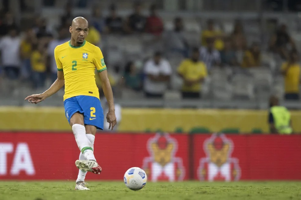Outro volante de grande experiência internacional. Revelado pelo Fluminense, iniciou a trajetória europeia ainda jovem, passou pelo Real Madrid Castilla e se consolidou no Monaco, da França. Depois, foi para o Liverpool, onde viveu o auge da carreira. Com os Reds, Fabinho foi peça importante de um time histórico comandado por Jürgen Klopp, atuando como volante de marcação, com grande leitura defensiva, força física e capacidade de proteger a zaga. Na Seleção, ele já participou de ciclos anteriores e esteve na Copa do Mundo de 2022. Embora tenha perdido visibilidade ao se transferir para o futebol saudita, voltou ao radar de Ancelotti pela necessidade de um volante experiente para substituir ou acompanhar Casemiro, ganhando assim mais uma Copa para o "currículo".