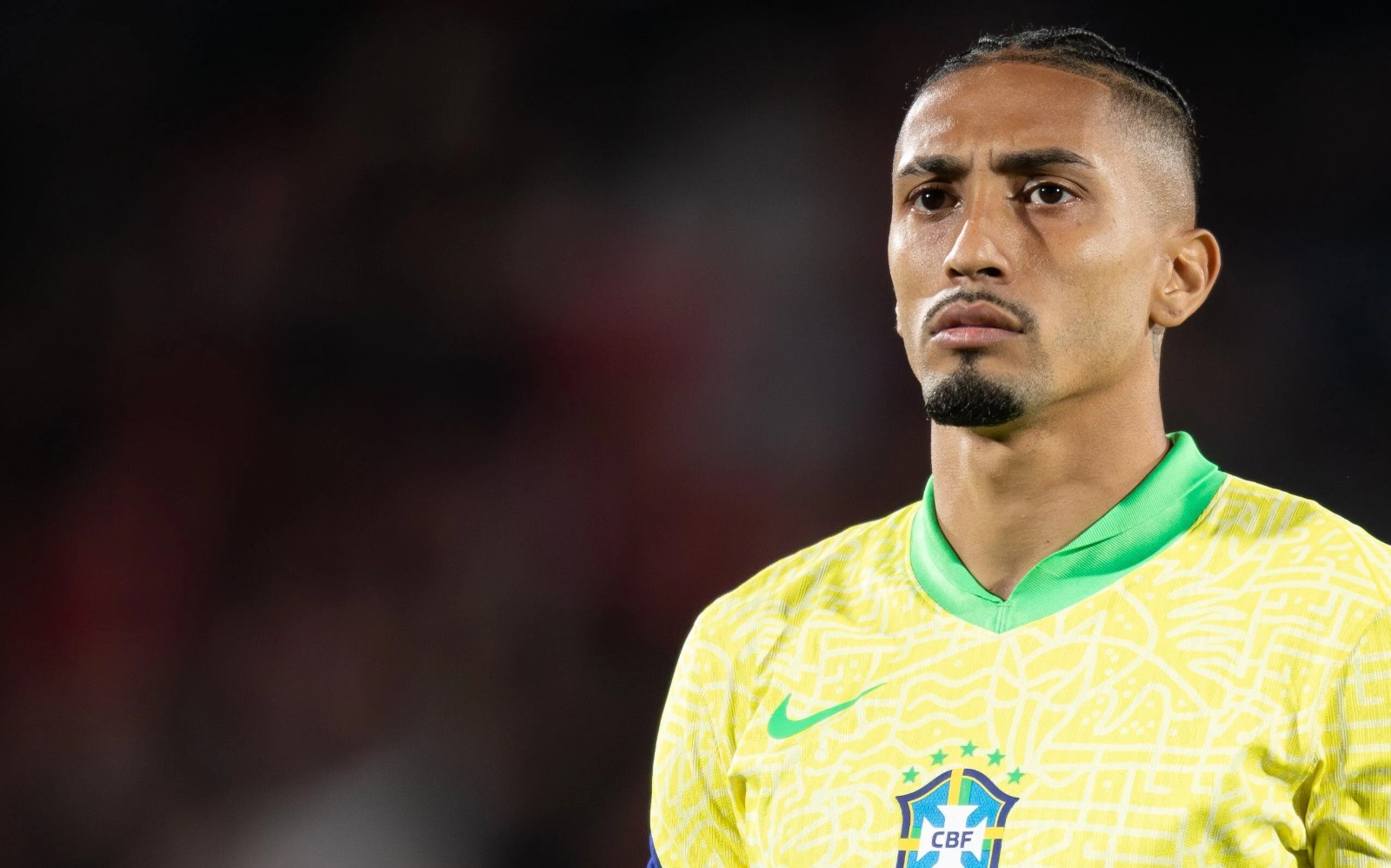 Tem experiência na Seleção e é um dos atacantes brasileiros mais consolidados no futebol europeu. Revelado pelo Avaí, passou por Vitória de Guimarães e Sporting, em Portugal, Rennes, na França, e Leeds United, na Inglaterra, antes de chegar ao Barcelona, onde ganhou projeção mundial. Canhoto, intenso e competitivo, Raphinha costuma atuar pelo lado direito, buscando diagonais para finalizar ou criar jogadas. Também é um atacante que ajuda muito sem a bola, pressionando, recompondo e dando equilíbrio ao setor. Em 2025 ficou no quinto lugar do prêmio 'Bola de Ouro'. Pela Seleção Brasileira, Raphinha disputou a Copa do Mundo de 2022 e permaneceu no ciclo seguinte como nome frequente. Em clubes, conquistou sete títulos pelo Barcelona, sendo três La Liga, três Supercopas da Espanha e uma Copa do Rei, além de já ter sido eleito melhor jogador do ano pela LaLiga, Atleta do Ano de 2025 (prêmio Toresky) e artilheiro da Champions League.