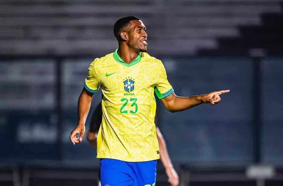 Rayan, de apenas 19 anos, do Bournemouth, é uma das novidades mais jovens e surpreendentes do radar da Seleção Brasileira. Revelado pelo Vasco, o atacante chamou atenção ainda adolescente pela força física, personalidade e capacidade de finalização. Depois da transferência para o futebol inglês, manteve o bom momento no Bournemouth e passou a ser observado de perto pela comissão técnica de Carlo Ancelotti. Canhoto, Rayan pode atuar aberto pelo lado ou em função mais centralizada no ataque. Na Seleção Brasileira, Rayan surgiu um pouco mais tarde na disputa por vaga, quando o setor ofensivo já tinha nomes estabelecidos. Ainda sem experiência em Copas do Mundo, aparece como nome forte para o futuro da Seleção e como possível peça de renovação para o próximo ciclo.