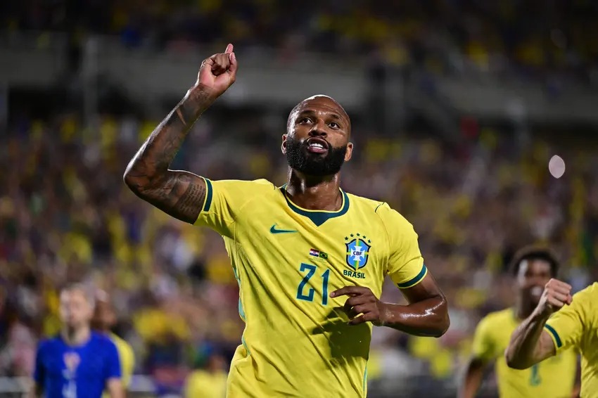 É uma das novidades da convocação. Revelado pelo Cruzeiro, Igor deixou o Brasil ainda jovem e construiu carreira na Europa, passando por Ludogorets, da Bulgária, e Club Brugge, da Bélgica, antes de chegar à Premier League. No Brentford, Igor Thiago ganhou visibilidade por sua presença de área, força física e capacidade de fazer gols, sendo o vice-artilheiro da Premier League na temporada, atrás apenas de Haaland, do City. É um centroavante clássico, que briga com zagueiros, ataca a área, protege a bola e oferece uma referência ofensiva para cruzamentos e jogadas diretas. Na Seleção Brasileira, ainda tem uma história curta, mas mostrou personalidade quando recebeu oportunidades, a exemplo do pênalti que cobrou (e converteu) contra a Croácia no amistoso pré-Copa de março deste ano.