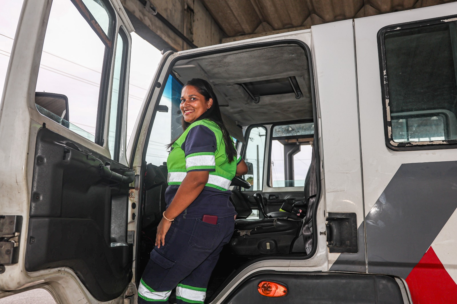 Da enfermagem à rodovia: a história da mulher que desafia estereótipos