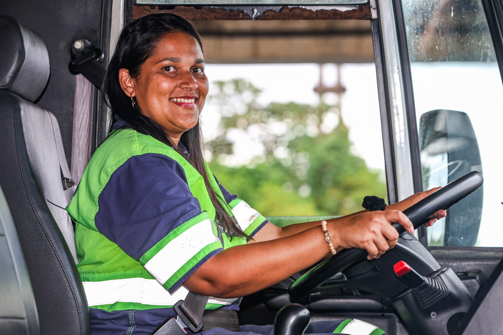 Da enfermagem à rodovia: a história da mulher que desafia estereótipos