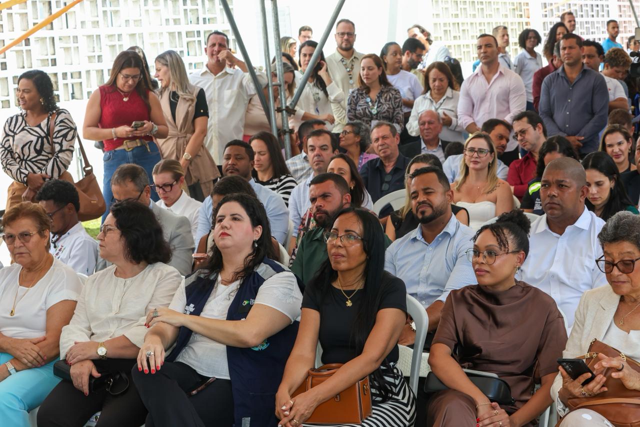 Público acompanhando o evento de investimento de Saúde em Salvador.