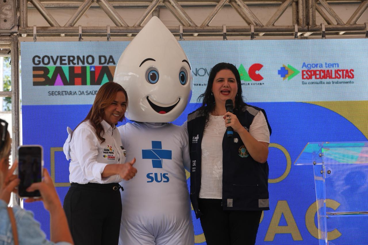 Secretária Roberta Santana e diretora Aline Costa