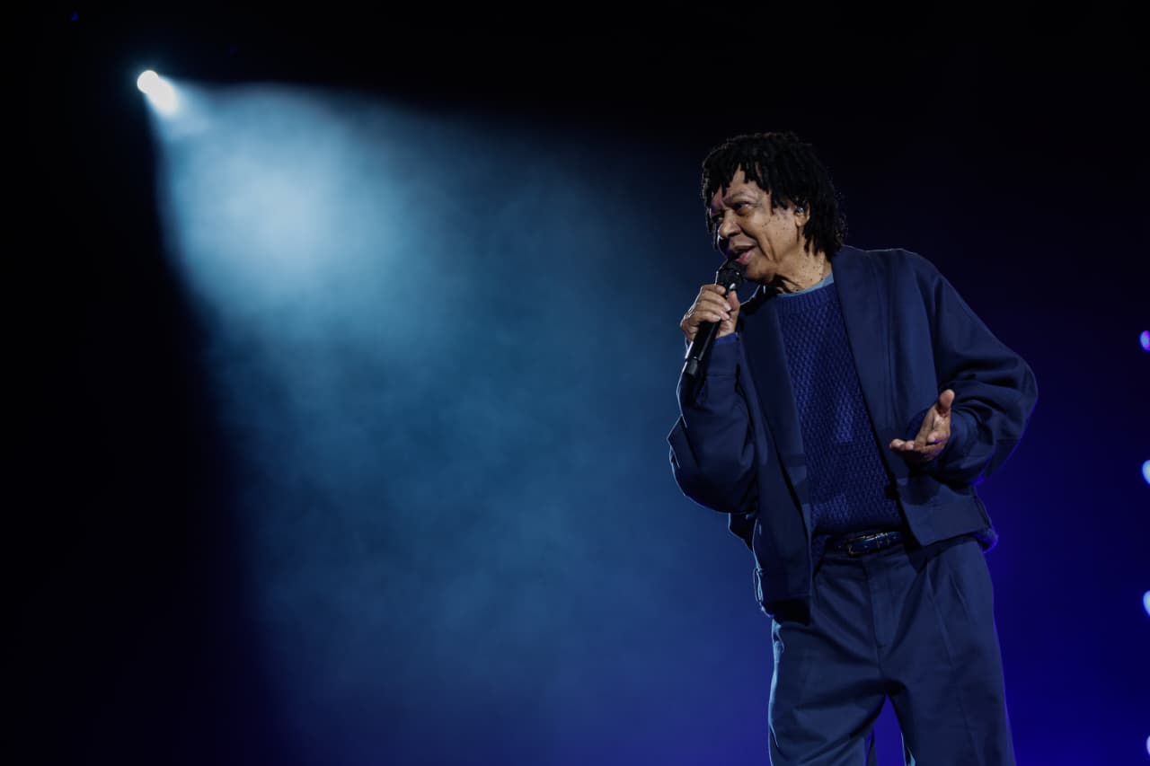Djavan 50 anos de carreira: Show em Salvador tem choro, romance e Arena lotada