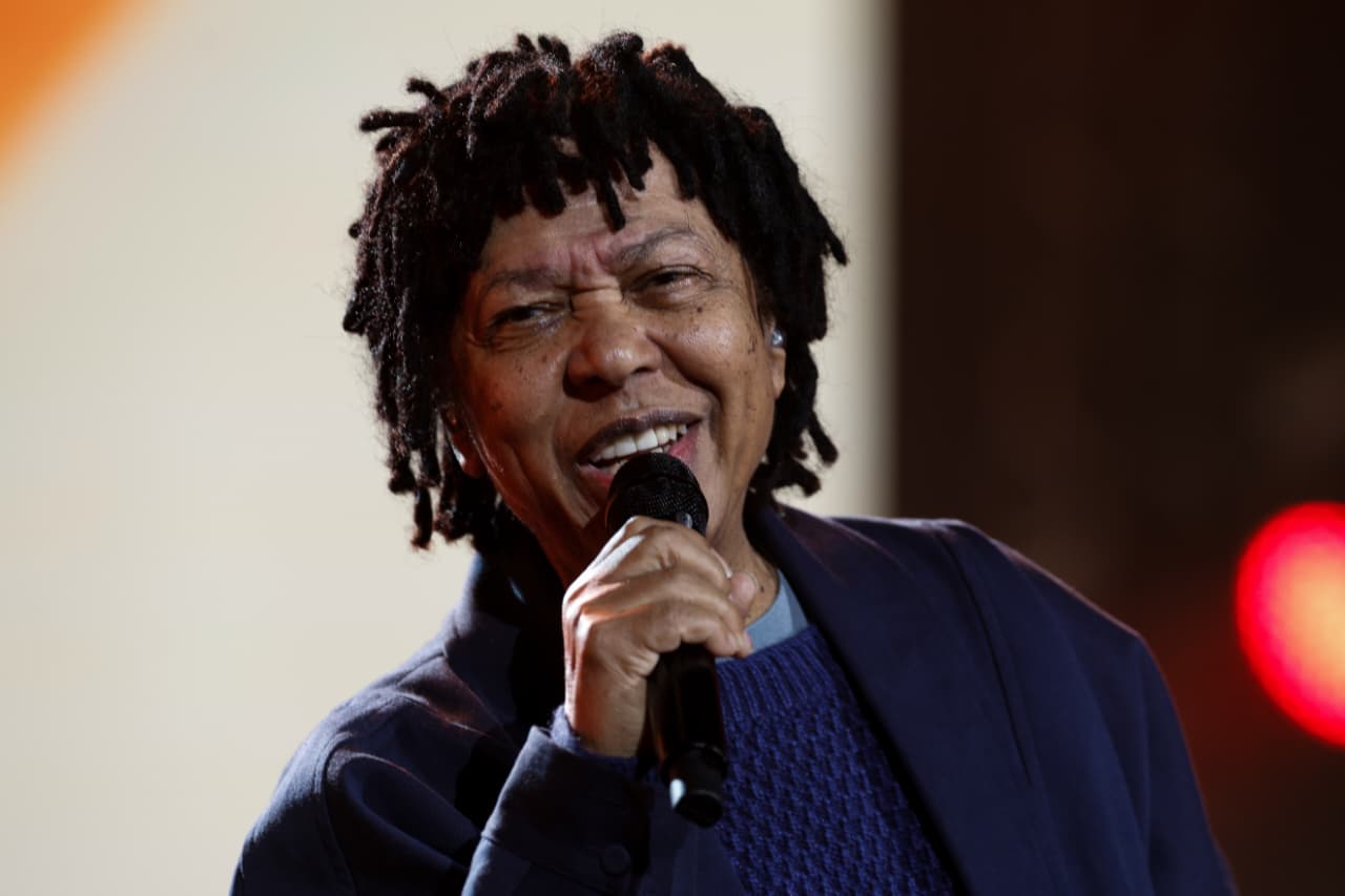 Djavan 50 anos de carreira: Show em Salvador tem choro, romance e Arena lotada