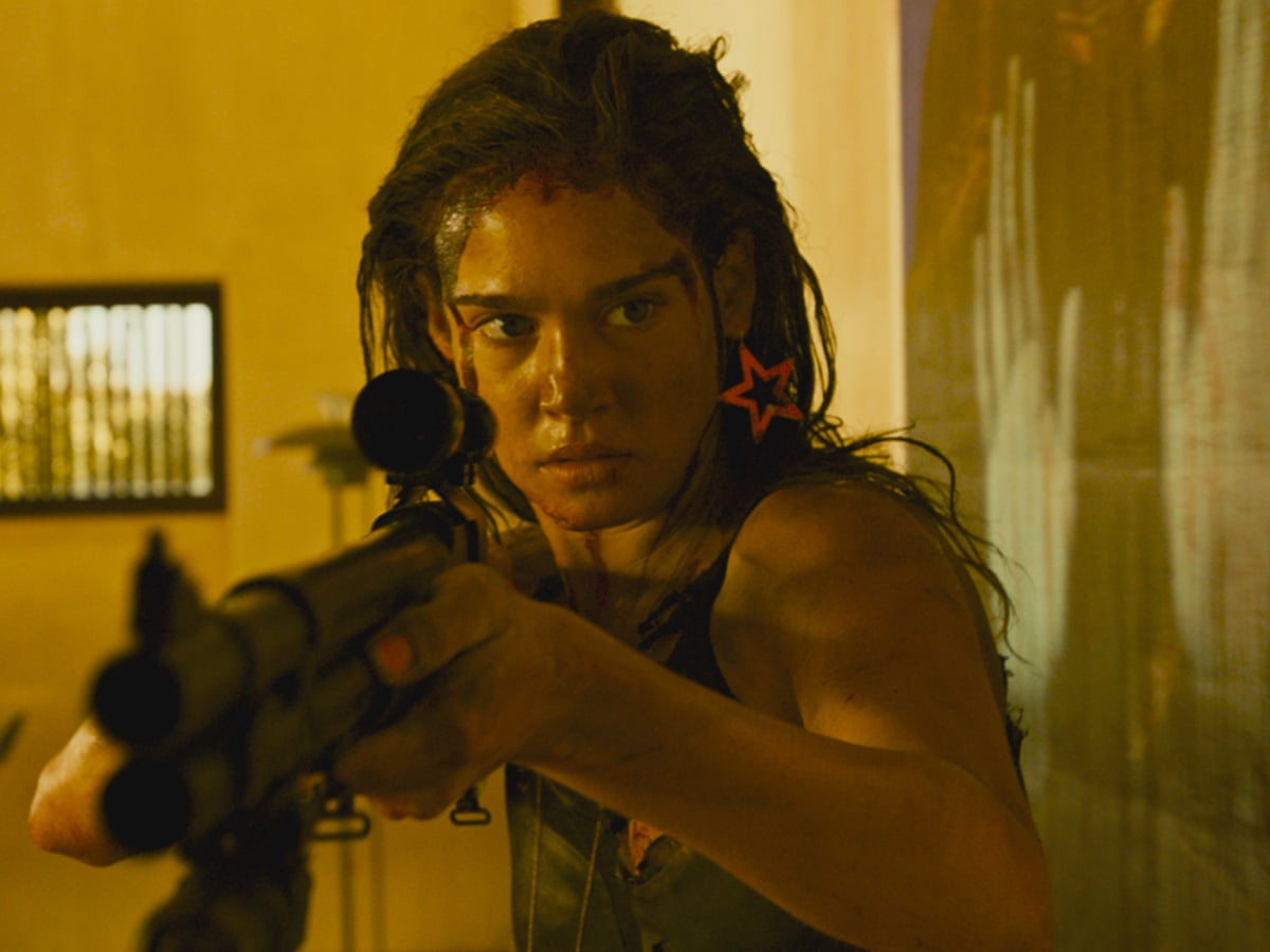 Três homens casados e ricos fazem anualmente uma espécie de caçada no deserto. Desta vez, um dos empresários decide trazer sua amante (Matilda Lutz). Quando ela é abandonada para morrer devido a uma série de acontecimentos, eles terão que lidar consequências de uma mulher que busca vingança.