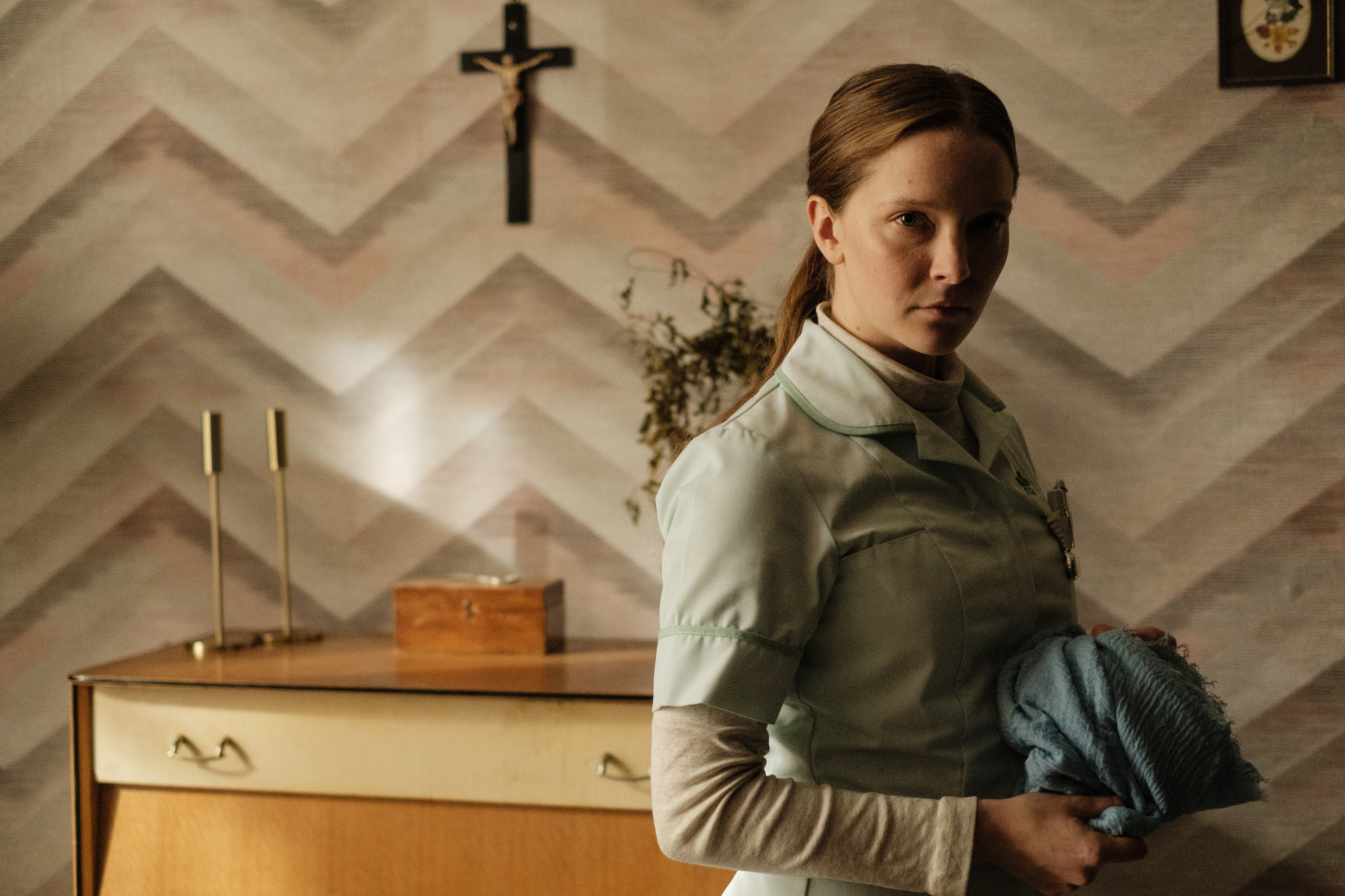 Após receber alta de um hospital psiquiátrico, Maud, uma jovem enfermeira profundamente religiosa, passa a cuidar de Amanda, uma dançarina aposentada que enfrenta um câncer em estágio avançado. Determinada a salvar a alma da paciente antes que seja tarde demais, Maud transforma sua fé fervorosa em uma perigosa obsessão. À medida que sua devoção se intensifica, forças sinistras — e os fantasmas de seu próprio passado — começam a ameaçar sua missão espiritual e sua sanidade.