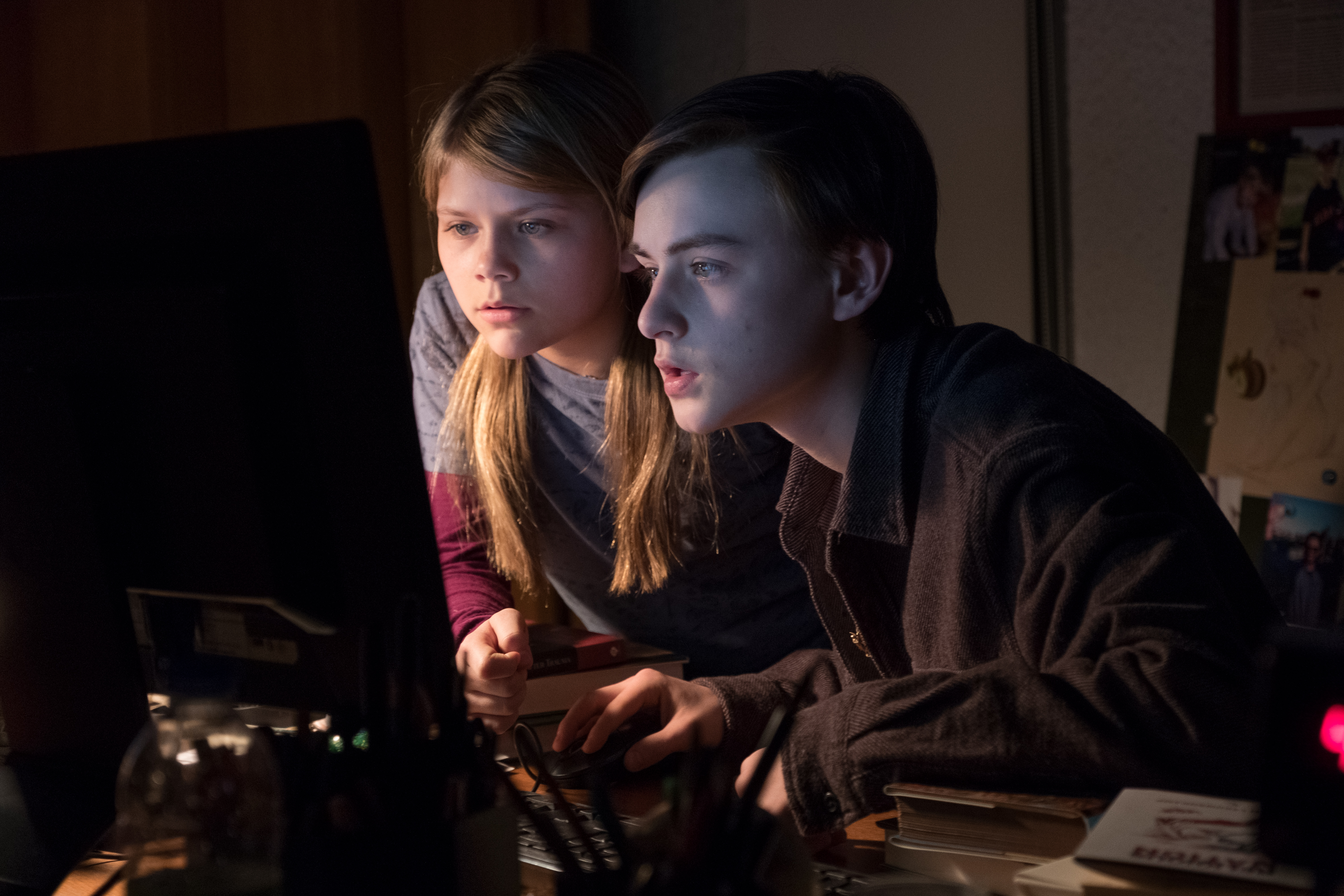 Duas crianças passam a noite em um chalé, nas montanhas de um isolado vilarejo, junto da namorada de seu pai. Uma nevasca acaba deixando-os presos na casa e forças sobrenaturais passam a aterrorizá-los.