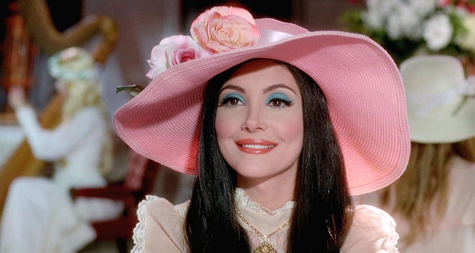 Elaine é uma jovem bruxa que está determinada a encontrar o homem de sua vida. Ela leva homens para seu apartamento e faz magias e poções a fim de seduzi-los. Tudo funciona bem, mas ela acaba com uma série de vítimas infelizes. Quando ela finalmente encontra o homem de seus sonhos, seu desespero para ser amada a torna insana.