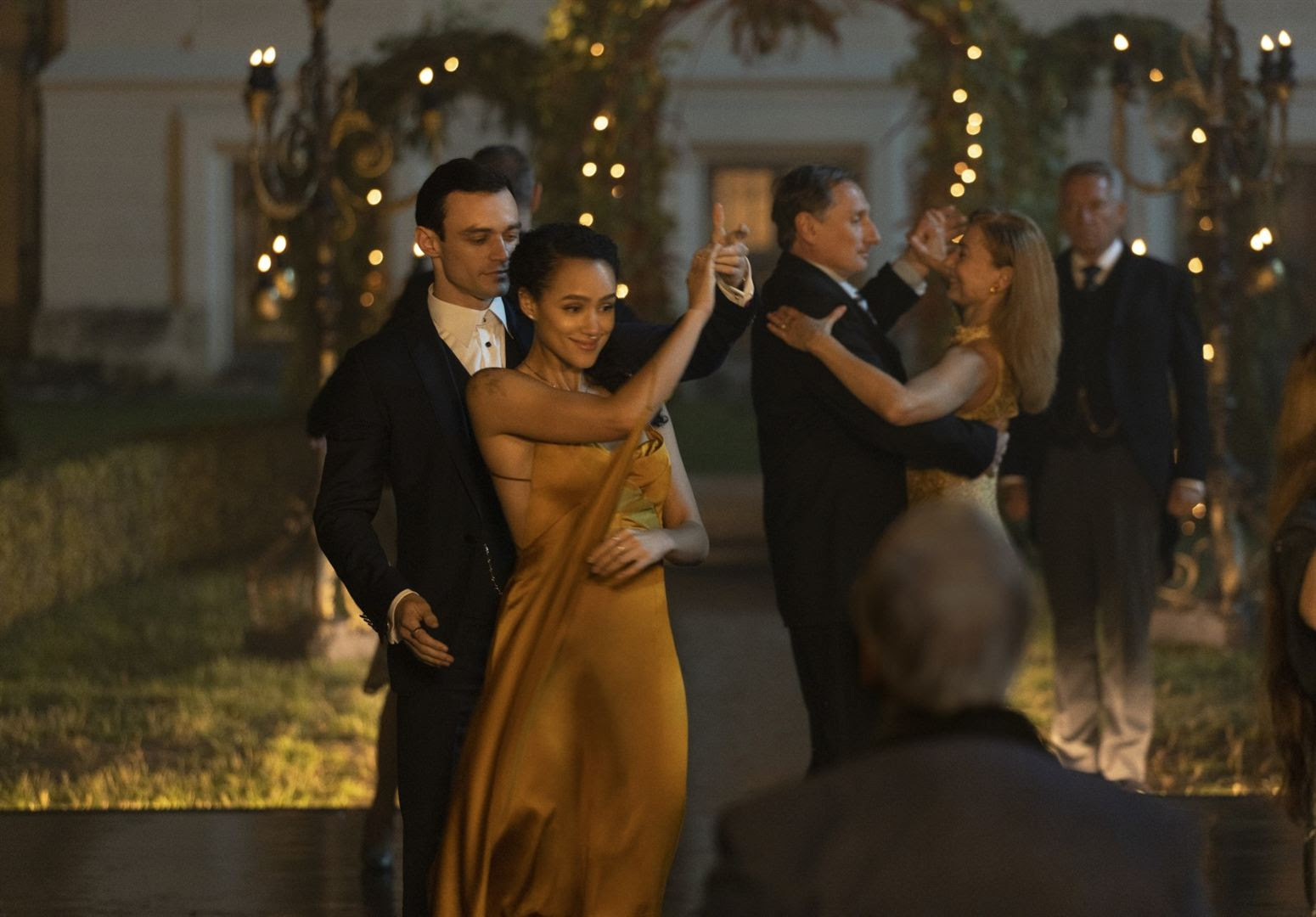 Após a morte de sua mãe e sem ter nenhum outro parente conhecido, Evie faz um teste de DNA… e descobre um primo perdido que ela não sabia que existia. Convidada pela sua nova família para um casamento, ela sente uma grande atração pelo sexy anfitrião. Mas Evie logo terá que lutar pela sobrevivência ao descobrir os segredos sinistros da história de sua família e as intenções perturbadoras por trás de sua generosidade.